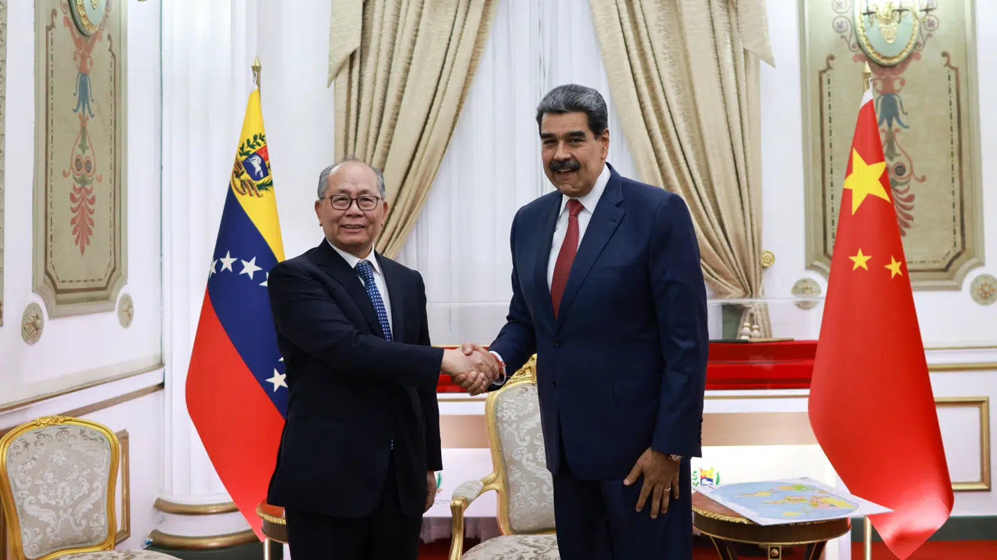 Dagen inden Nicolás Maduro blev tilfangetaget af amerikansk militær, mødtes han med den kinesiske topdiplomat Qiu Xiaoqi i hovedstaden Caracas.