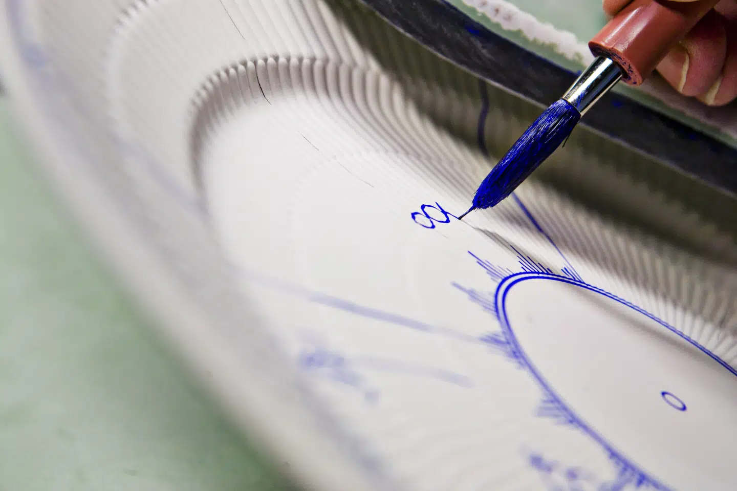 Royal Copenhagen, der blandt andet står bag tallerkener som denne, er blandt de første virksomheder i verden til at tage ny teknologi til sig. Teknologien skal bekæmpe forfalskning af varer. (Arkivfoto).