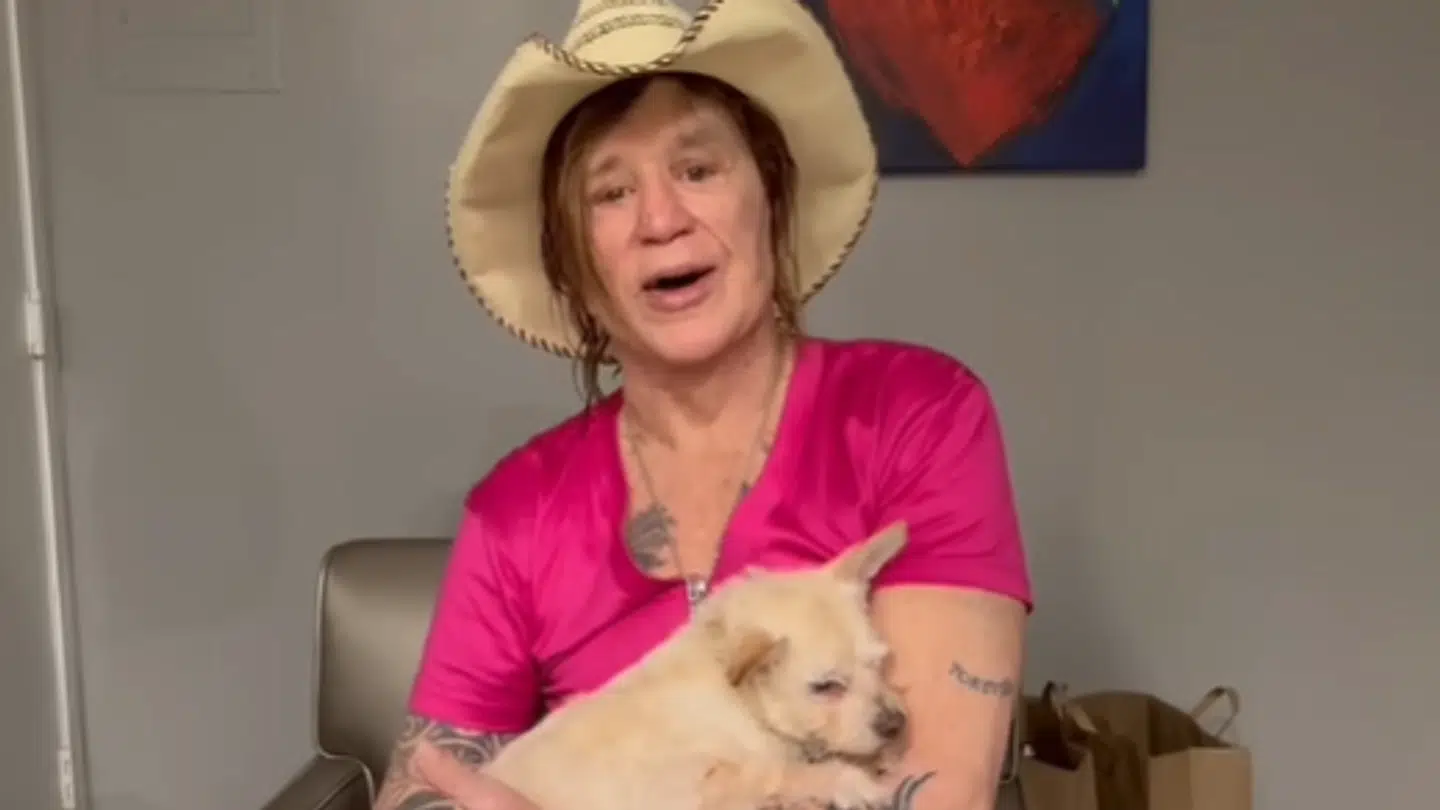 Mickey Rourke siger nu i en ny video, at han ikke vil tage imod pengene, der er indsamlet for, at han ikke ryger på gaden – tværtimod overvejer han at lægge sag an. Foto: mickey_rourke / Instagram