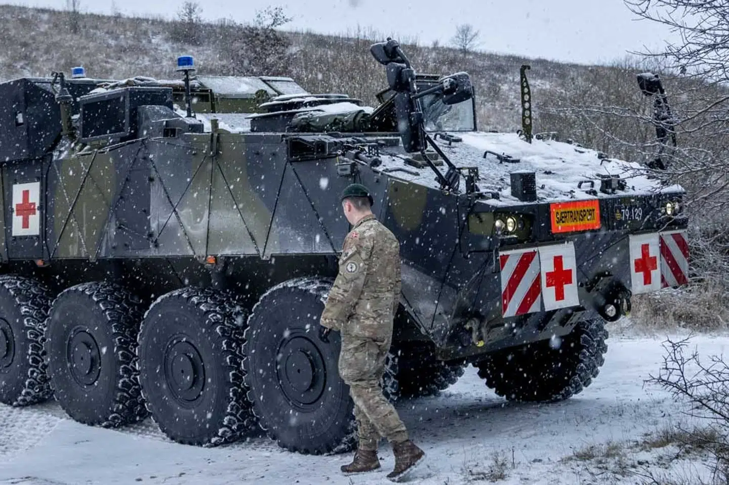 En af otte pansrede køretøjer fra Forsvaret holder klar i snevejret til at hjælpe med ambulancekørsel, viser et billede fra Forsvaret tirsdag.