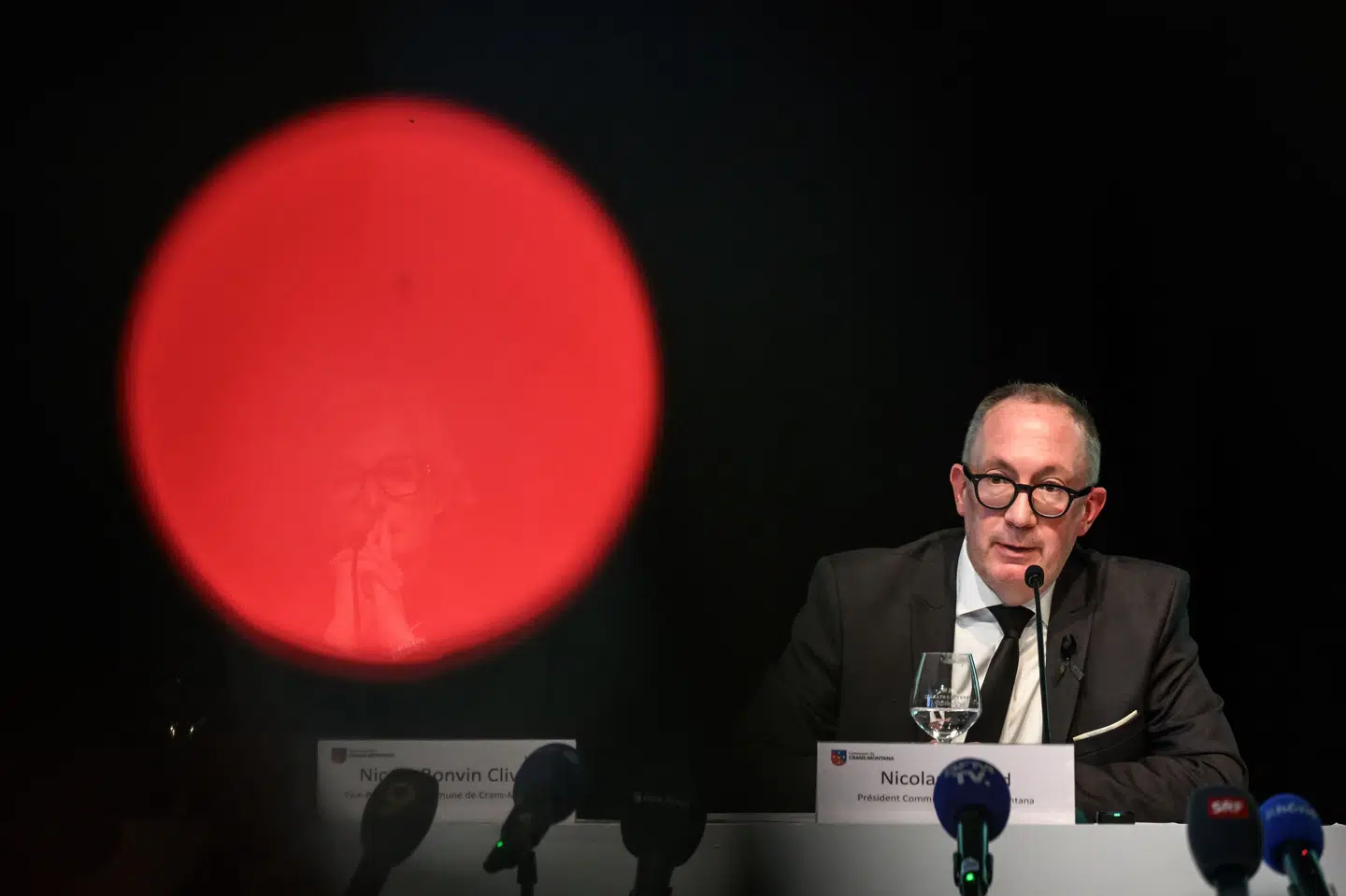 Borgmester i Crans-Montana Nicolas Feraud fortæller på et pressemøde tirsdag formiddag, at brandsikkerheden på barerne i kommunen skal tjekkes én gang årligt, men at sikkerheden på baren Le Constellation ikke er blevet kontrolleret siden 2019.