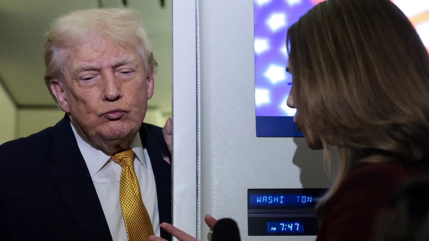 Det var ombord på Air Force One, at Donald Trump gentog budskabet natten til mandag.