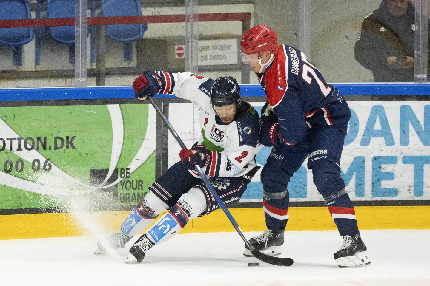 Frederikshavn White Hawks-spilleren Jaeden Martin (til venstre) blev udsat for racisme, da fans kastede bananer på isen. (Arkivfoto).