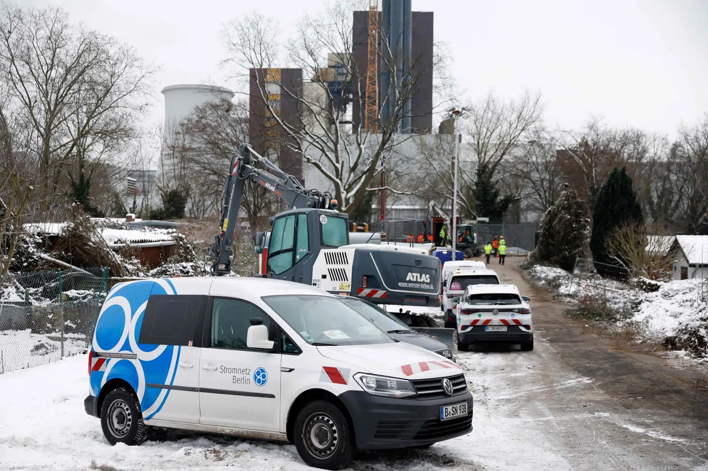 Medarbejdere hos elnetværket Stromnetz Berlin arbejder tirsdag på at få strømmen tilbage i Berlin på et kraftværk i bydelen Lichterfelde.