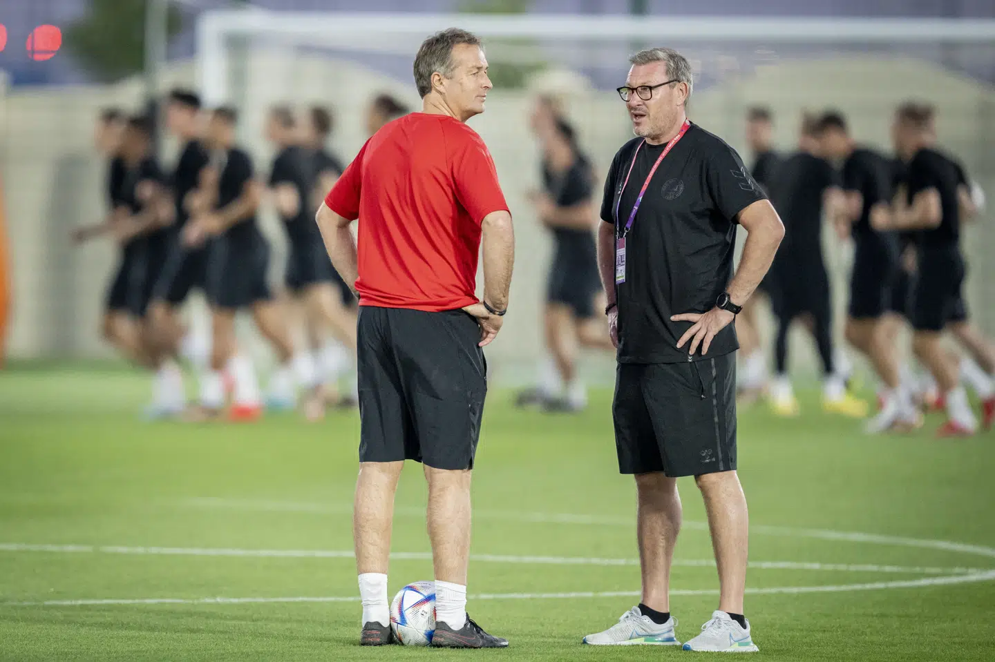 Christian Nørkjær ses her sammen med tidligere landstræner Kasper Hjulmand under VM i 2022. (Arkivfoto).