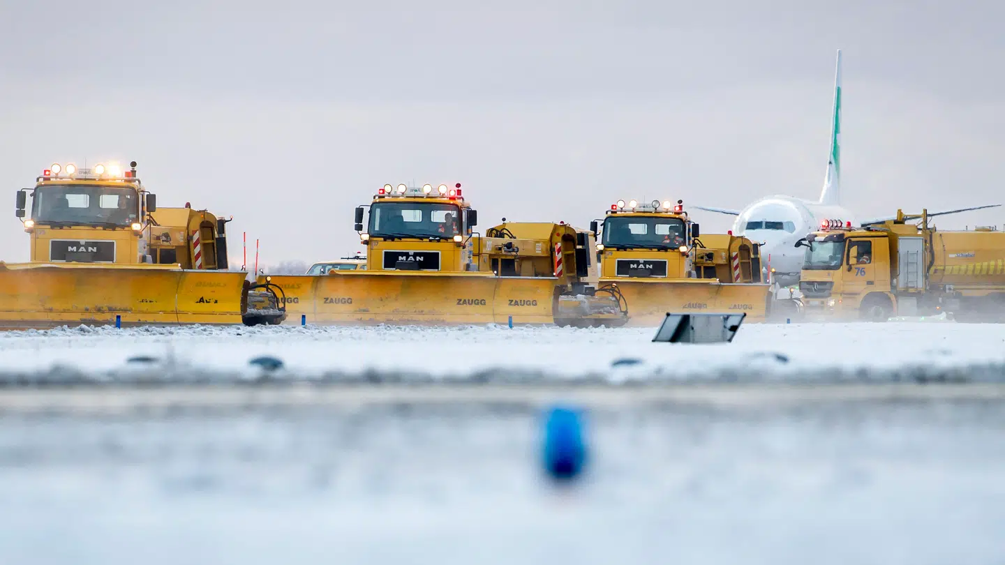 Den hollandske lufthavn Schiphol er hårdt ramt af snefald. 400 fly er tirsdag blevet aflyst.