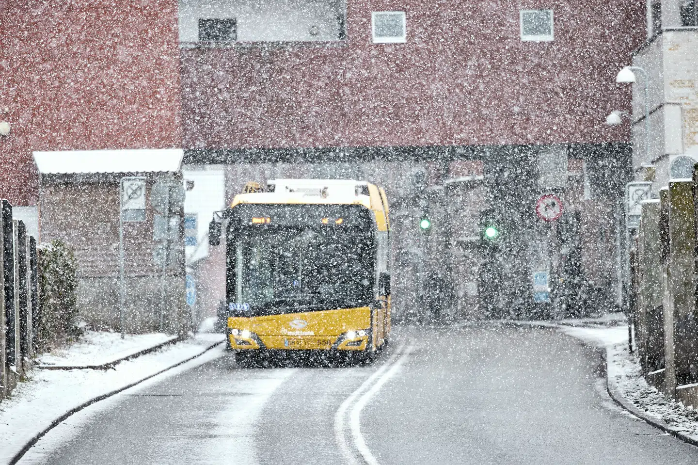 Vinteren viser tænder de kommende dage, hvor der er varslet snestorm i den nordlige halvdel af Jylland. I dagene derefter kan der komme snefygning og forhøjet vandstand i den sydlige del af landet. Billedet her er fra mandag og taget i Aarhus.
