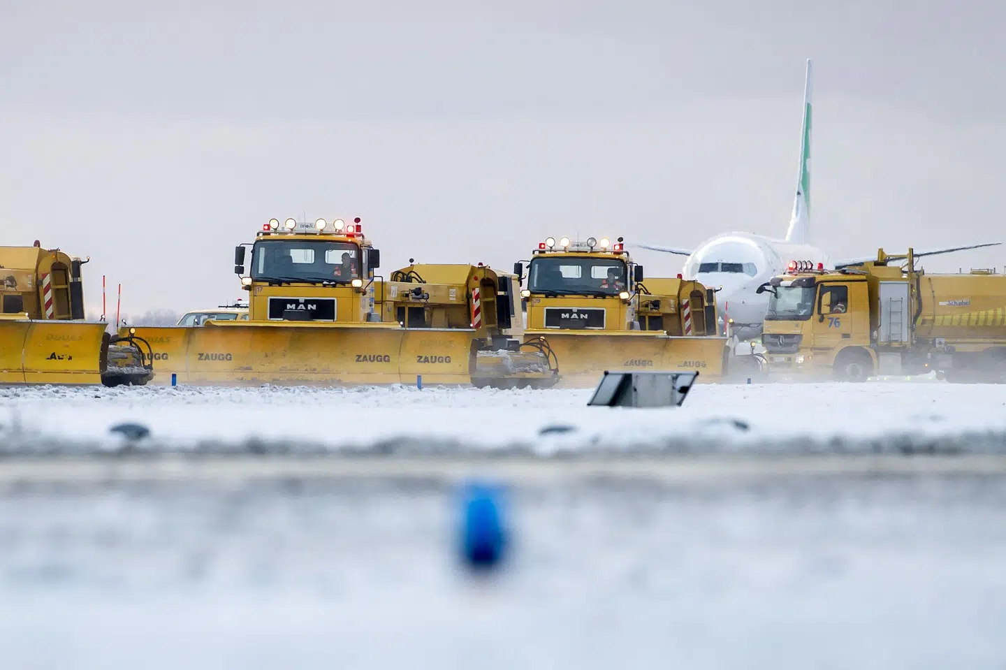 Sneryddere forsøger at holde landingsbanerne fri for sne i Schiphol Lufthavn, hvor vintervejret tirsdag har medført mange aflysninger.