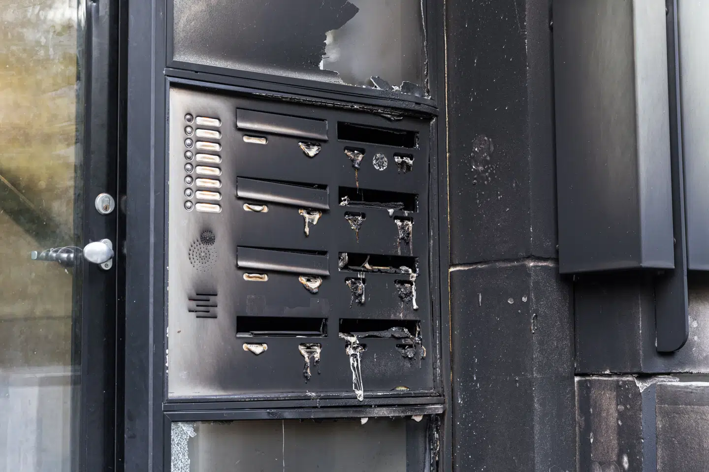 Der skete skader på en opgangsdør på Rymarksvej i Hellerup, efter at en dunk benzin med kanonslag blev antændt foran døren. (Arkivfoto).