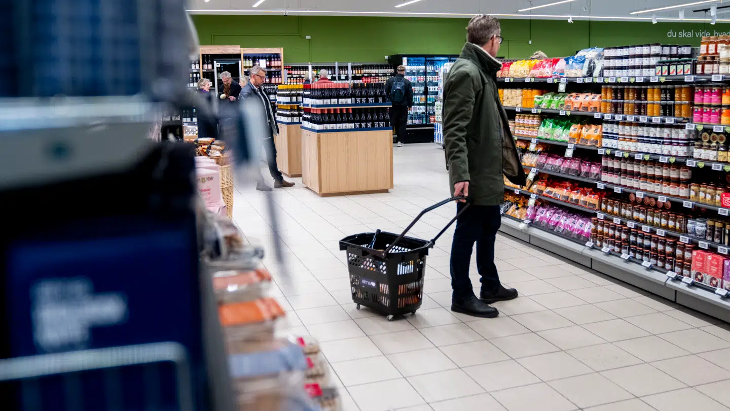 Det er blevet markant dyrere at handle i dagligvarebutikkerne for danskerne.