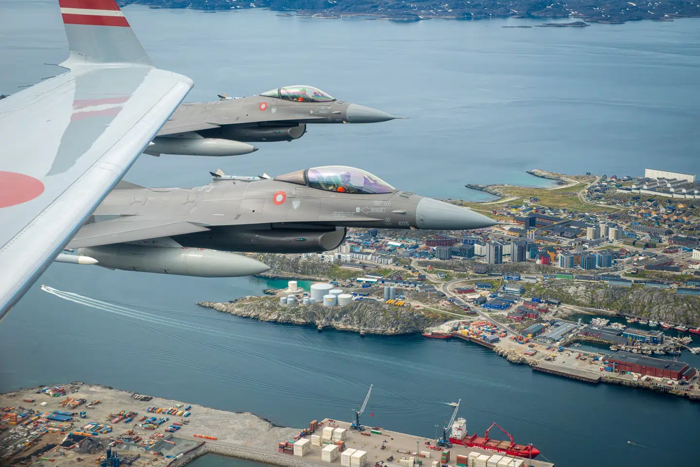 Danske F-16-fly over Nuuk i sommer, da Danmark satte alt ind på at vise tilstedeværelse i Grønland.