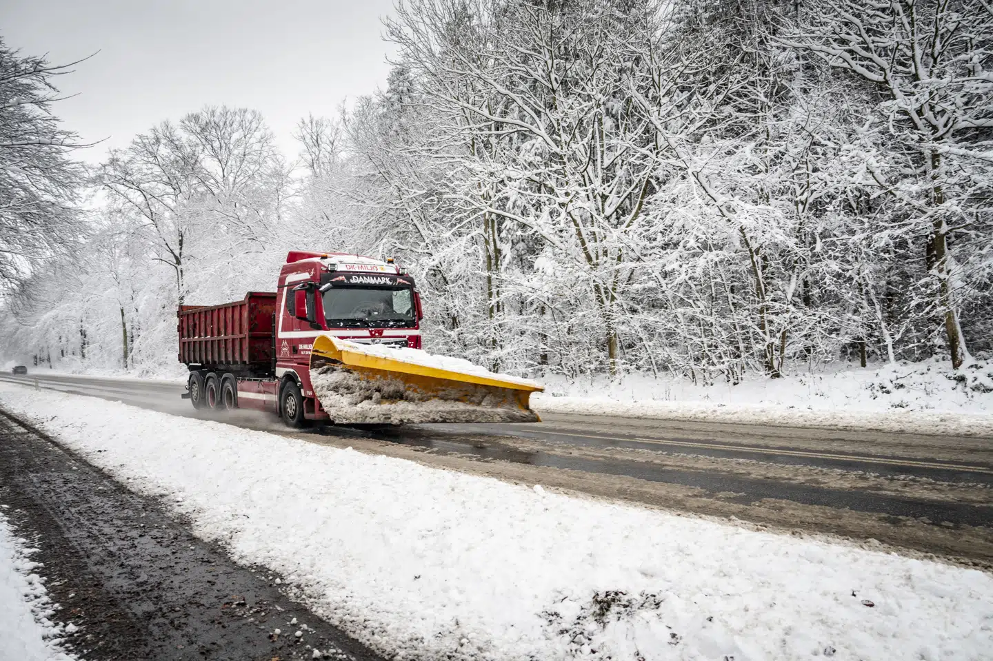 Alt disponibelt mandskab og materiel er sendt ud for at salte og sikre farbare veje, lyder det tirsdag eftermiddag fra Vejdirektoratet. (Arkivfoto).
