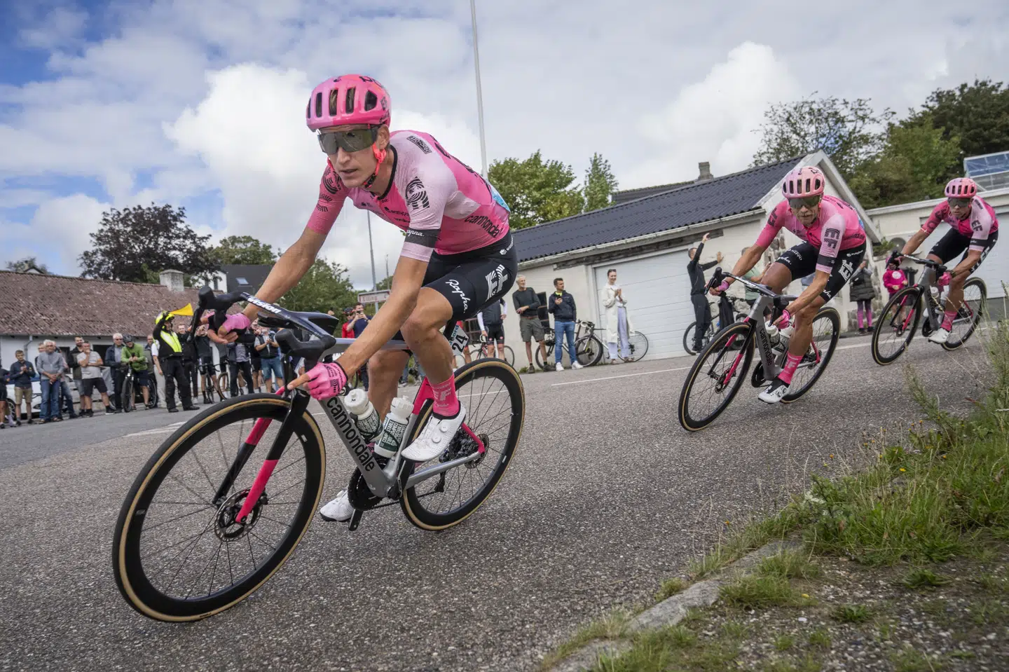 Mikkel Honoré har kørt for EF siden 2023, hvor han her ses på danske veje under PostNord Danmark Rundt.