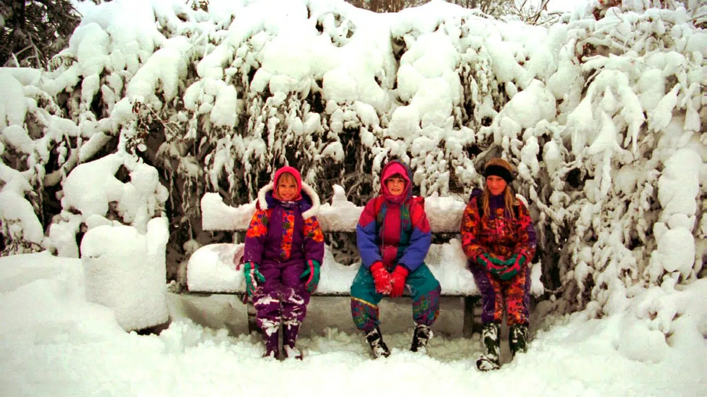 (Arkivfoto) Kitte, Vibeke og Trine, der i 1995 nyder, at de har fået snefri fra Klostermarksskolen i Aalborg. Havde de gået i skole 30 år senere, skulle de måske have siddet indenfor foran computeren.