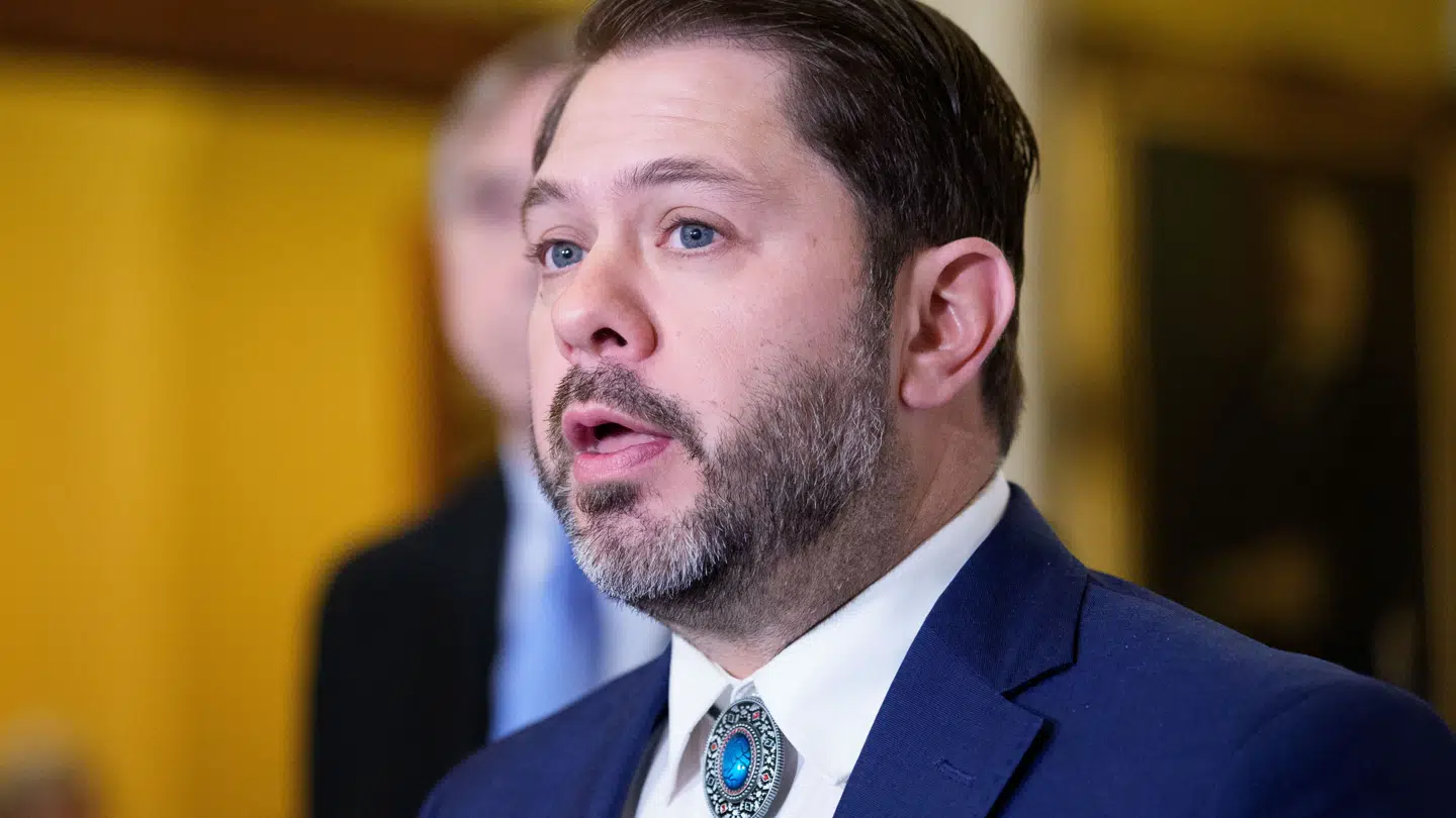 Ruben Gallego vil stoppe Donald Trump i at indtage Grønland.