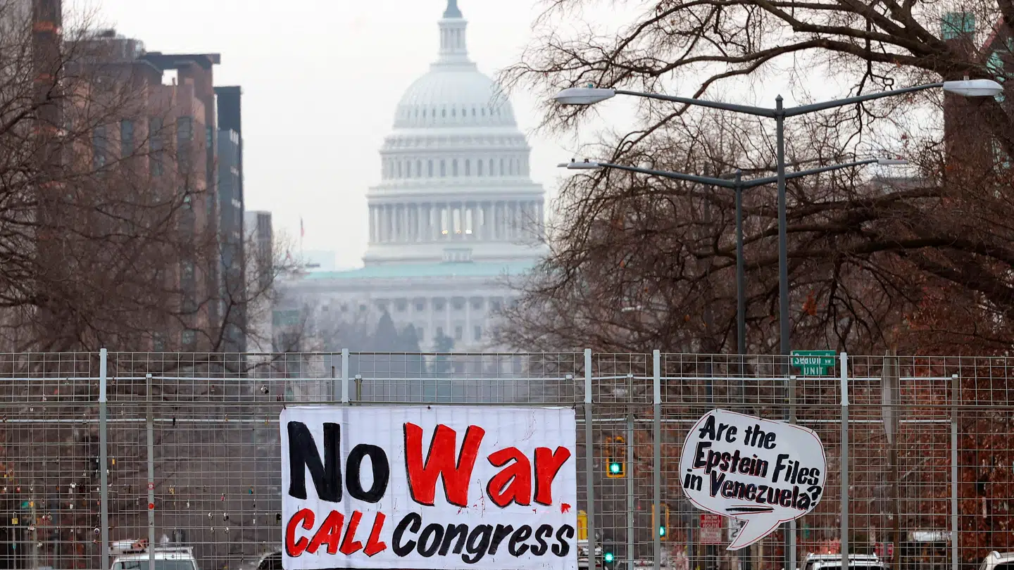 'Ingen krig. Ring til Kongressen' står der på et skilt foran den amerikanske kongresbygning i Washington, D.C.