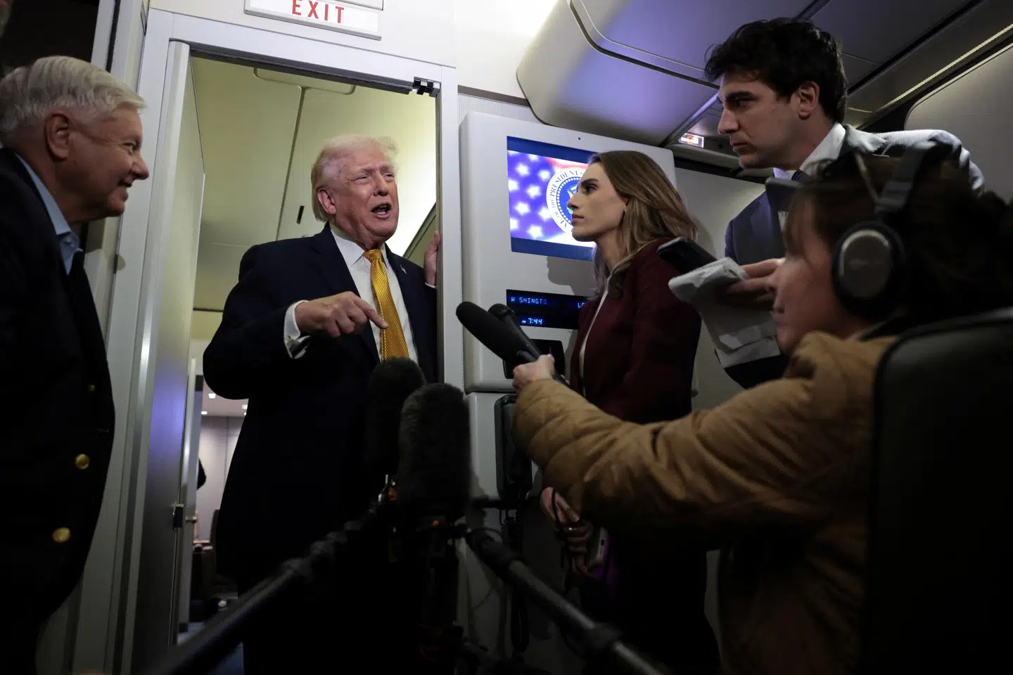 Trump håner Danmark på et pressemøde ombord på Air Force One 4. januar.