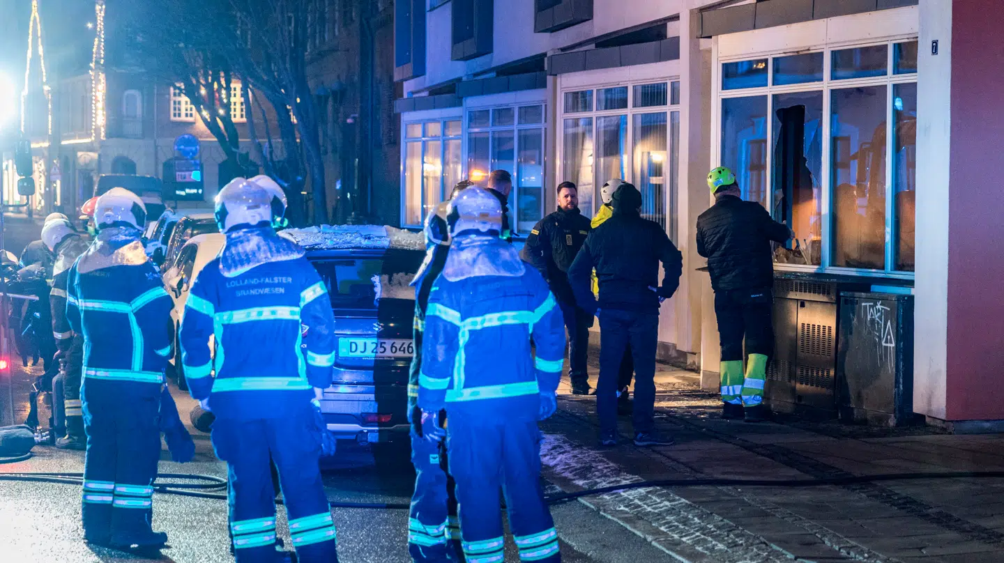 Politiet er sammen med brandvæsnet til stede på Nybrogade i Nakskov tirsdag den 6. januar 2026.