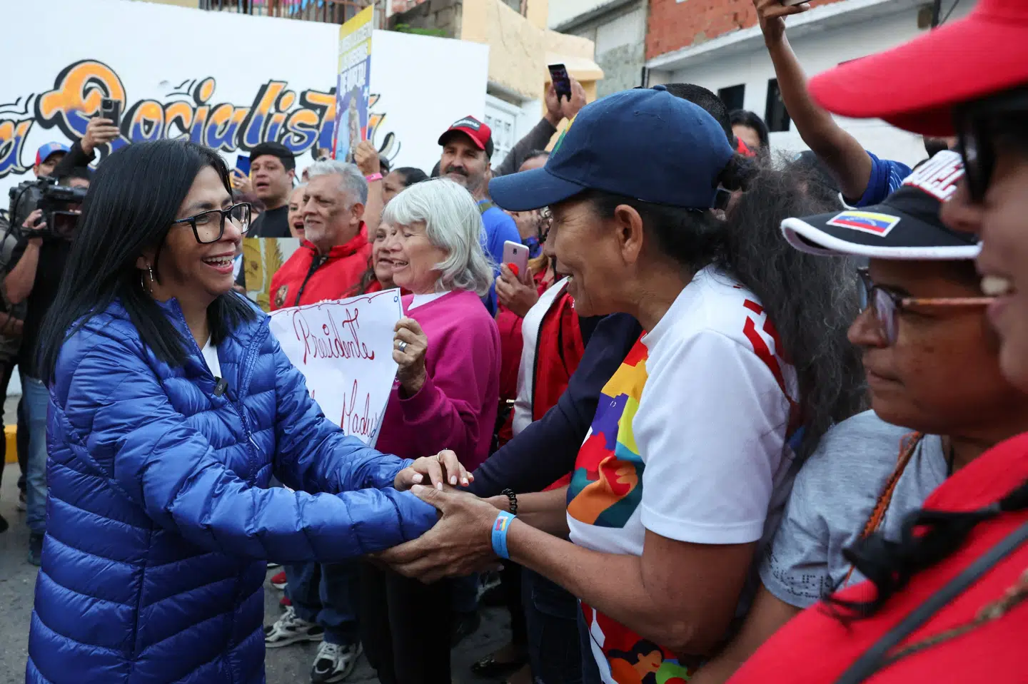 Præsidentpaladset i Venezuelas hovedstad, Caracas, har tirsdag offentliggjort billeder af den fungerende leder Delcy Rodriguez, som hilser på sine støtter i byen.