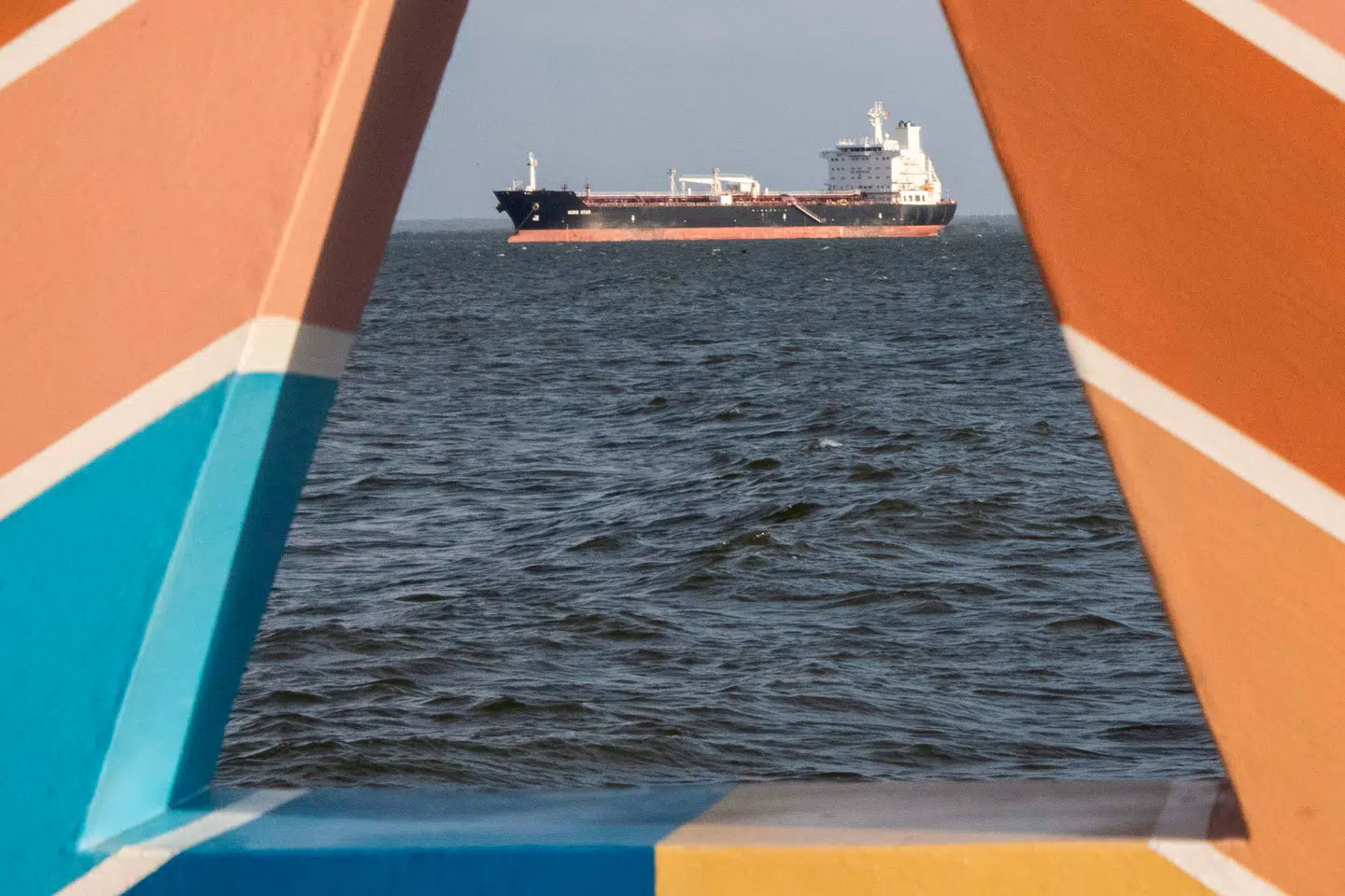 En amerikansk blokade har siden midten af december forhindret tankskibe med olie fra Venezuela i at komme af med deres last. Nu skal en stor mængde olie sejles til USA. Her ses en olietanker ud for Venezuelas kyst tidligere i denne uge.