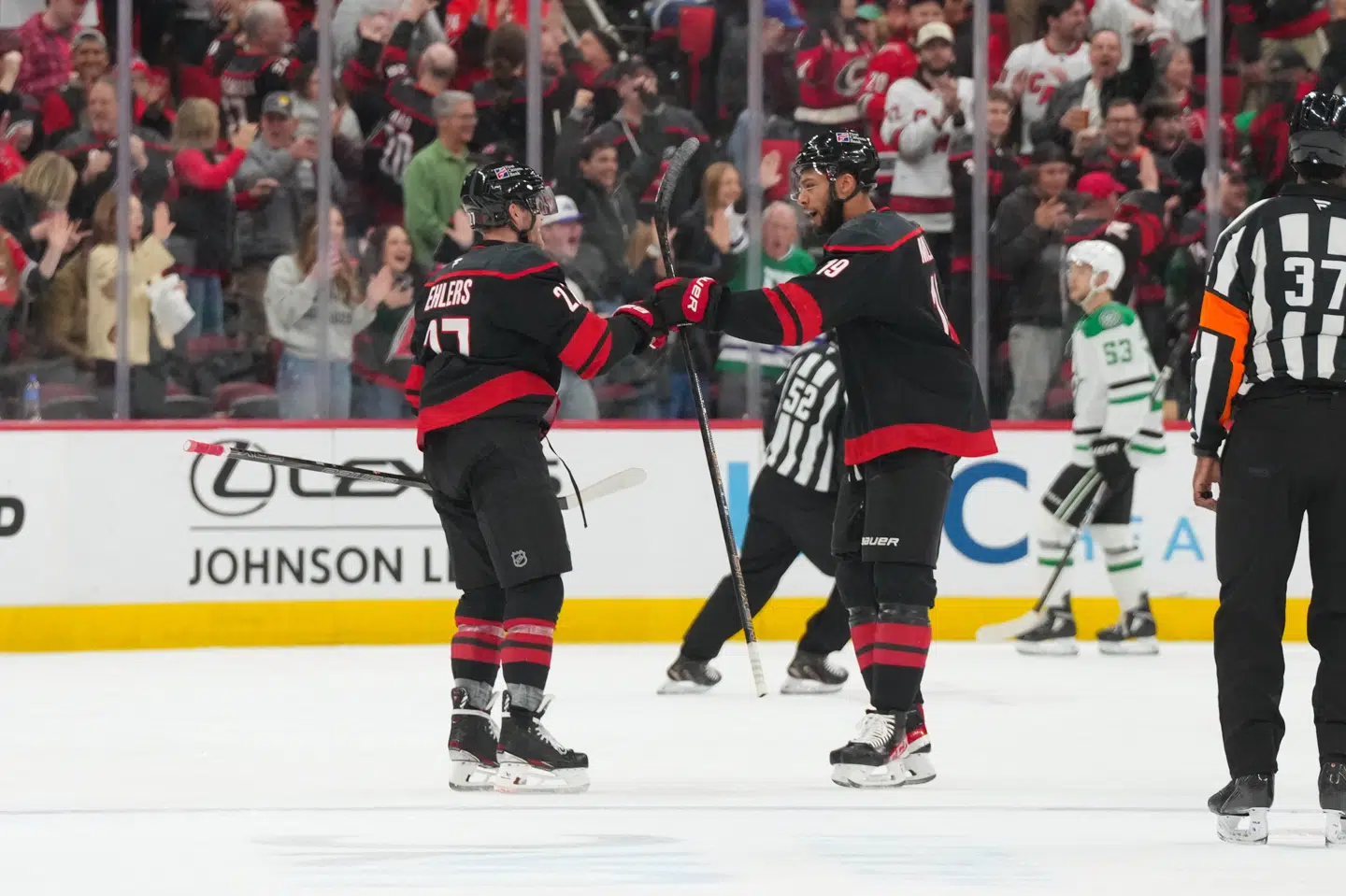 Nikolaj Ehlers giver knuckles til en holdkammerat i sejren over Dallas.