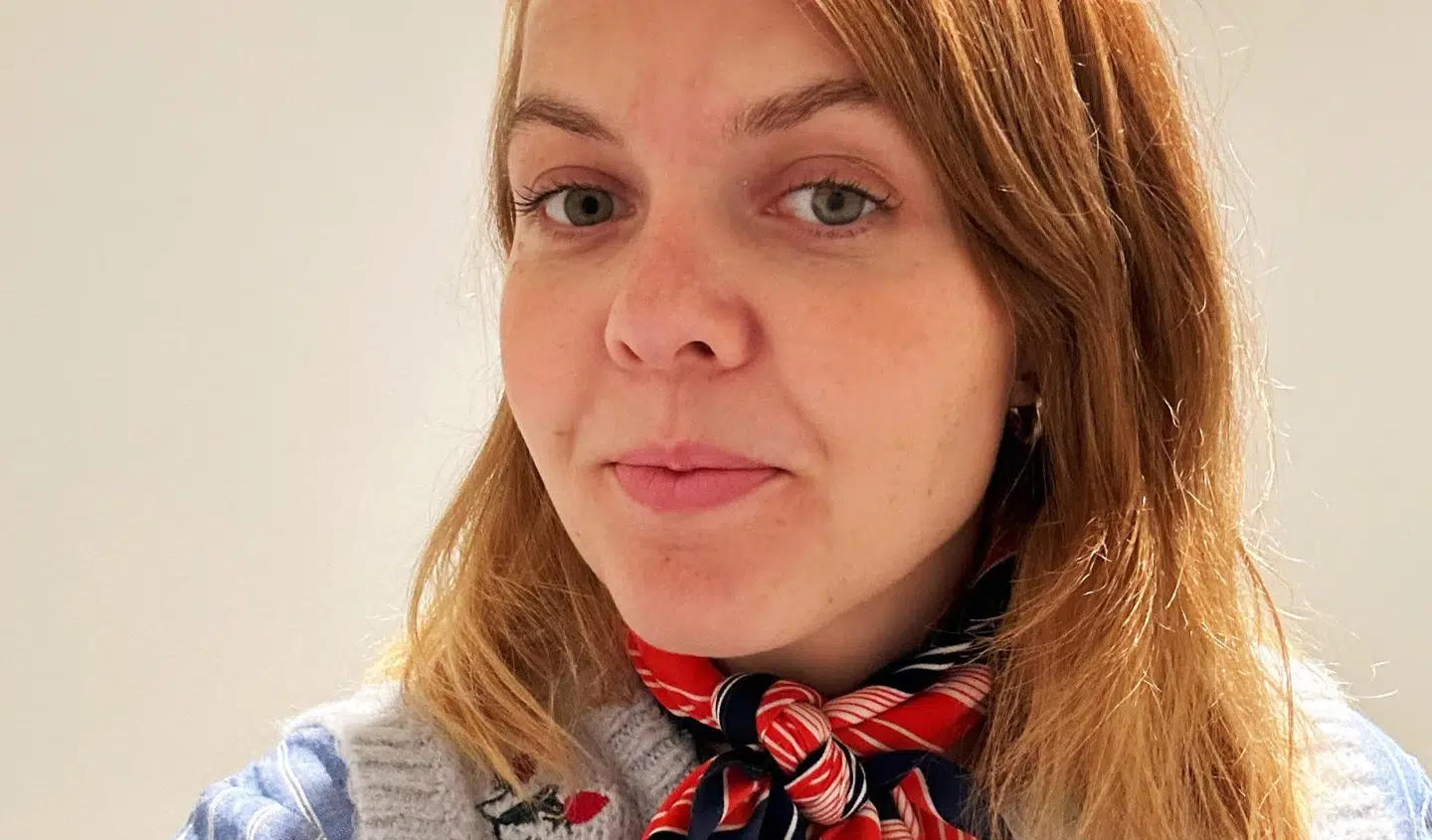 Cecilie mener, det er for stort et ansvar at lægge over på lærerne alene at indsamle telefoner. Det skaber nemlig store konflikter, der kan vare ved resten af dagen, siger hun.