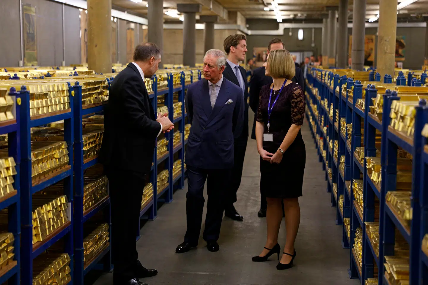 Guldbarrer for 12,1 milliarder kroner fra Venezuela ligger i hvælvingerne under Bank of England, som daværende prins Charles i 2016 fik en rundvisning i. Hvem der lige nu er de retmæssige ejere af guldet her og i Schweiz, er et åbent spørgsmål.