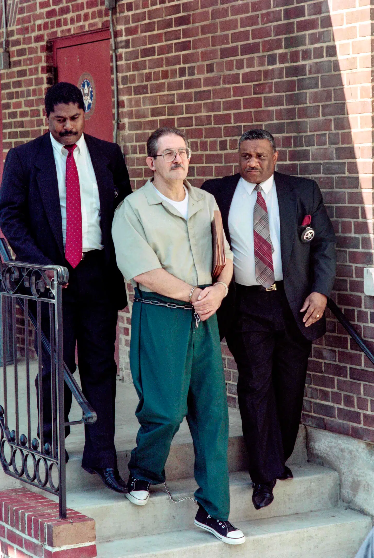 Her ses Aldrich Ames (i midten), efter at han erklærede sig skyldig.