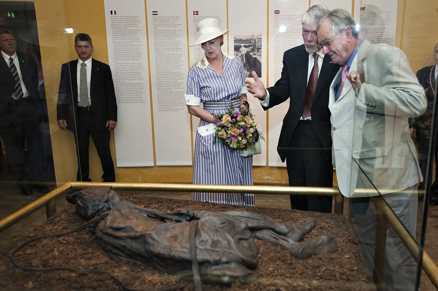 Tollundmanden, der her betragtes af dronning Margrethe og prins Henrik under et besøg på Museum Silkeborg, var yngre end hidtil antaget, da han døde. (Arkivfoto).