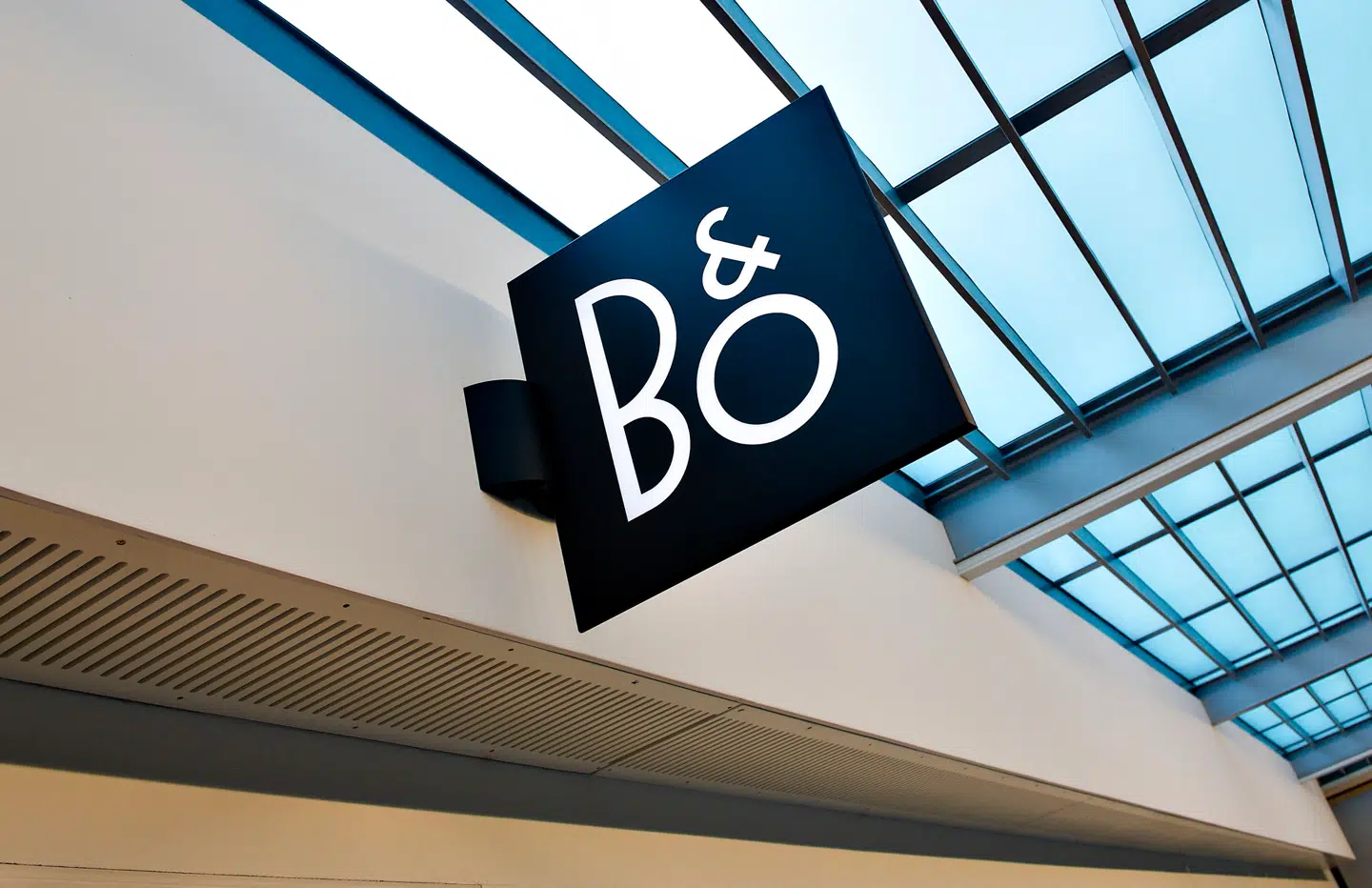 B&O-aktien falder, efter selskabet har fyret topchefen og ændret syn på, hvor godt 2026 bliver.