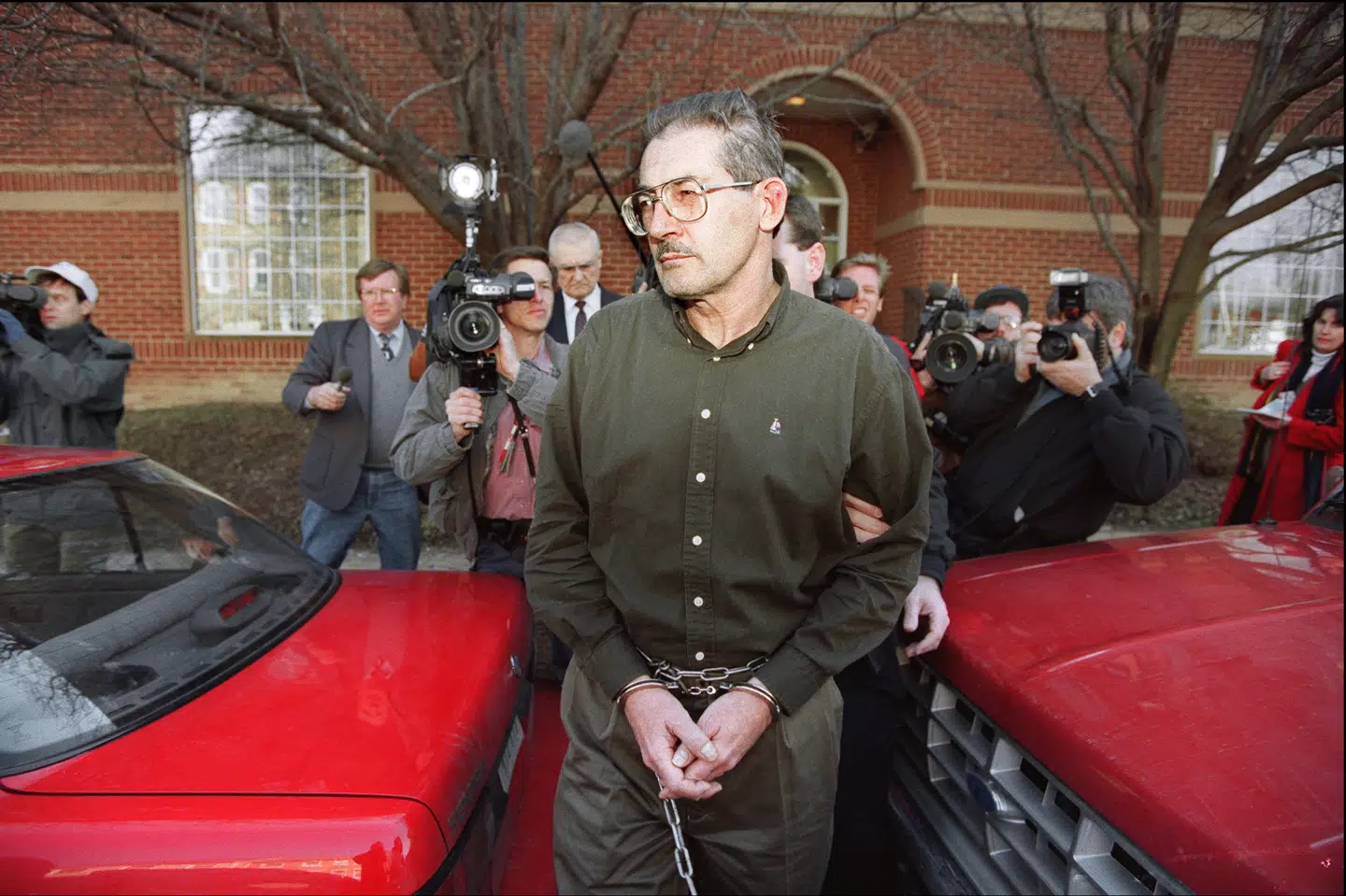 Aldrich Ames bliver i februar 1994 eskorteret ud af en retsbygning i Alexandria efter et retsmøde i forbindelse med en tiltale om spionage for Sovjetunionen. Ames endte med at få livstid uden mulighed for prøveløsladelse. (Arkivfoto).