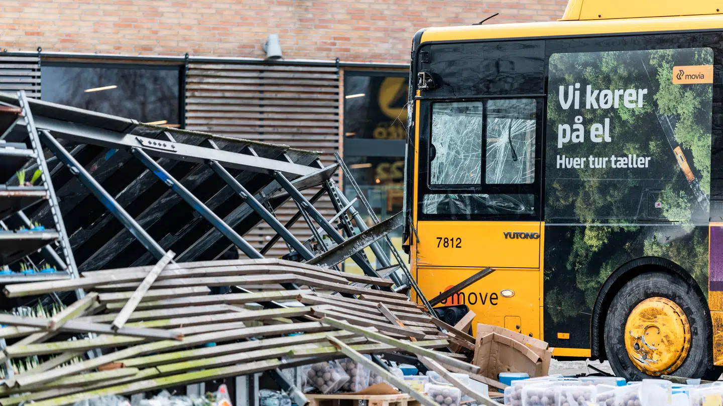 En bus er onsdag formiddag kørt galt på Kongelundsvej på Amager i København.