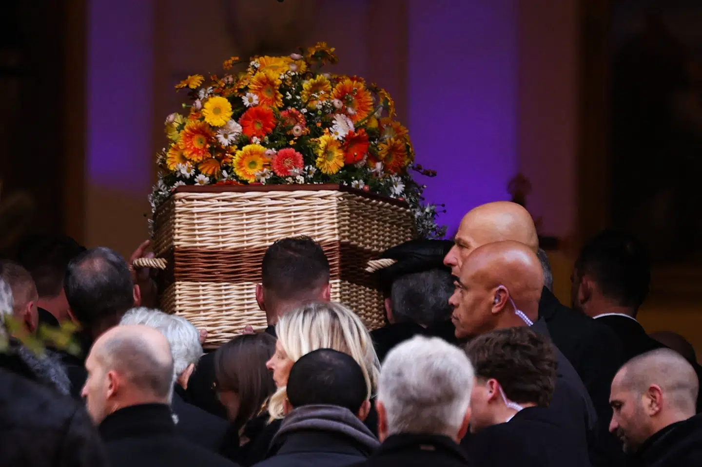 Brigitte Bardots kiste bæres ind i kirken Notre Dame de l'Assomption i Saint-Tropez.