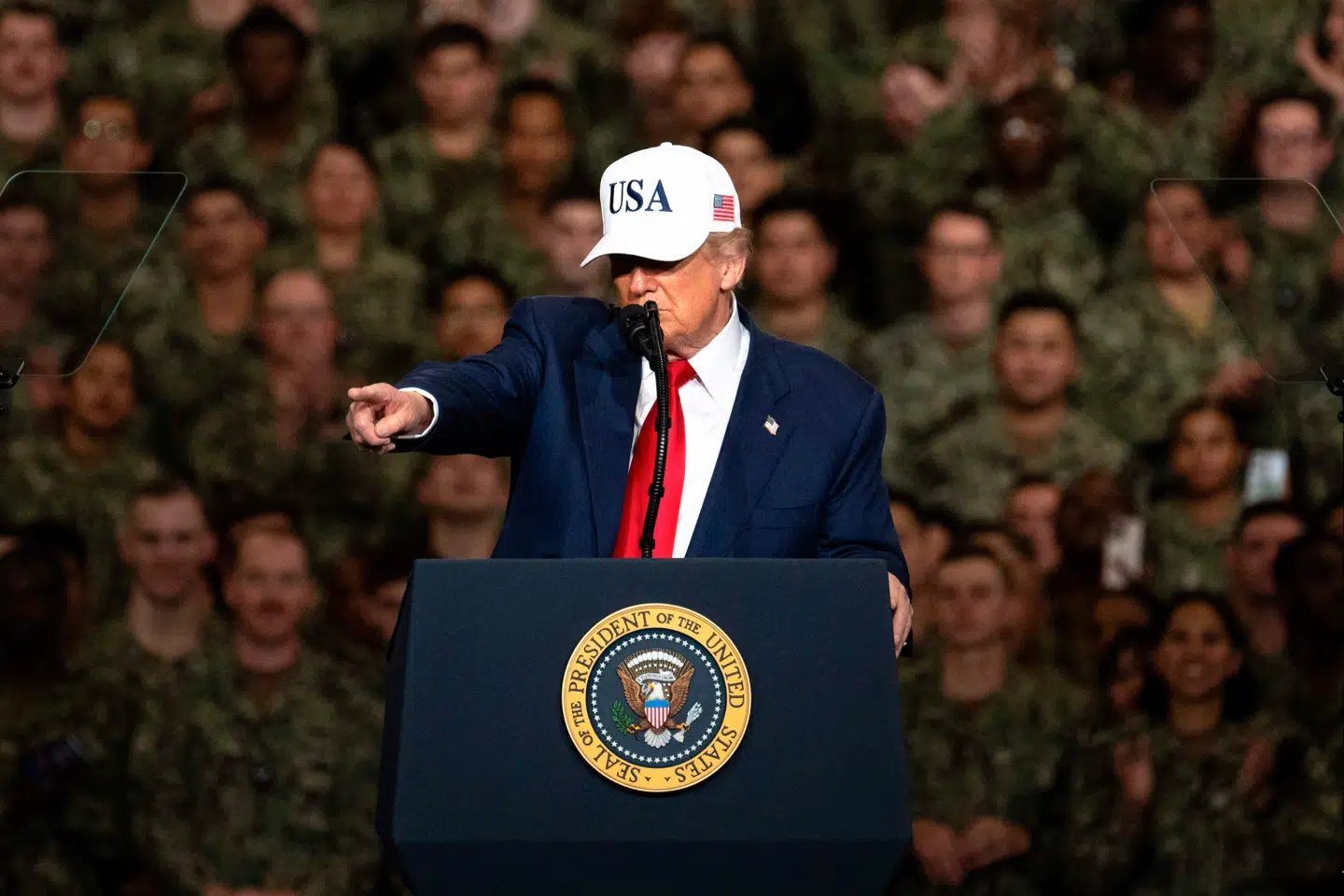 Trumps krigstrusler mod Danmark er et åndeligt dødsstød til ideen om et fællesskab på tværs af Atlanten og til NATO, skriver Pierre Collignon i denne leder. Her holder USAs præsident en tale på hangarskibet USS George Washington 28. oktober 2025.