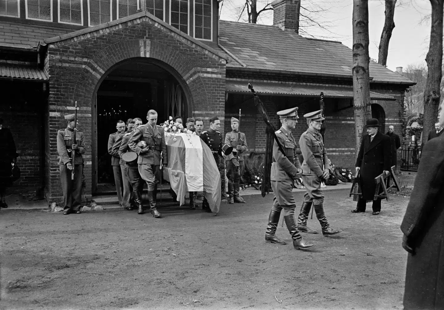 Begravelse for flyverløjtnant W. Godtfredsen, der blev dræbt 9 april, da hans maskine blev skudt ned over Værløse. Ifølge Danmarks Nationalleksikon blev 13 danske soldater dræbt 9. april. Efter besættelsen blev der lavet en stående ordre om at forsvare riget ved angreb.
