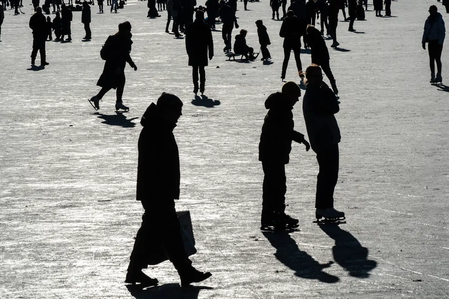 ARKIV. Vil man gå på isen – som her for fem år siden på Sankt Jørgens Sø i København – så skal man vente på, at myndighederne melder ud, at isen er sikker. I disse dage opfordrer Hovedstadens Beredskab kraftigt til, at man afholder sig fra at færdes på isen, da den ikke er stærk nok endnu.