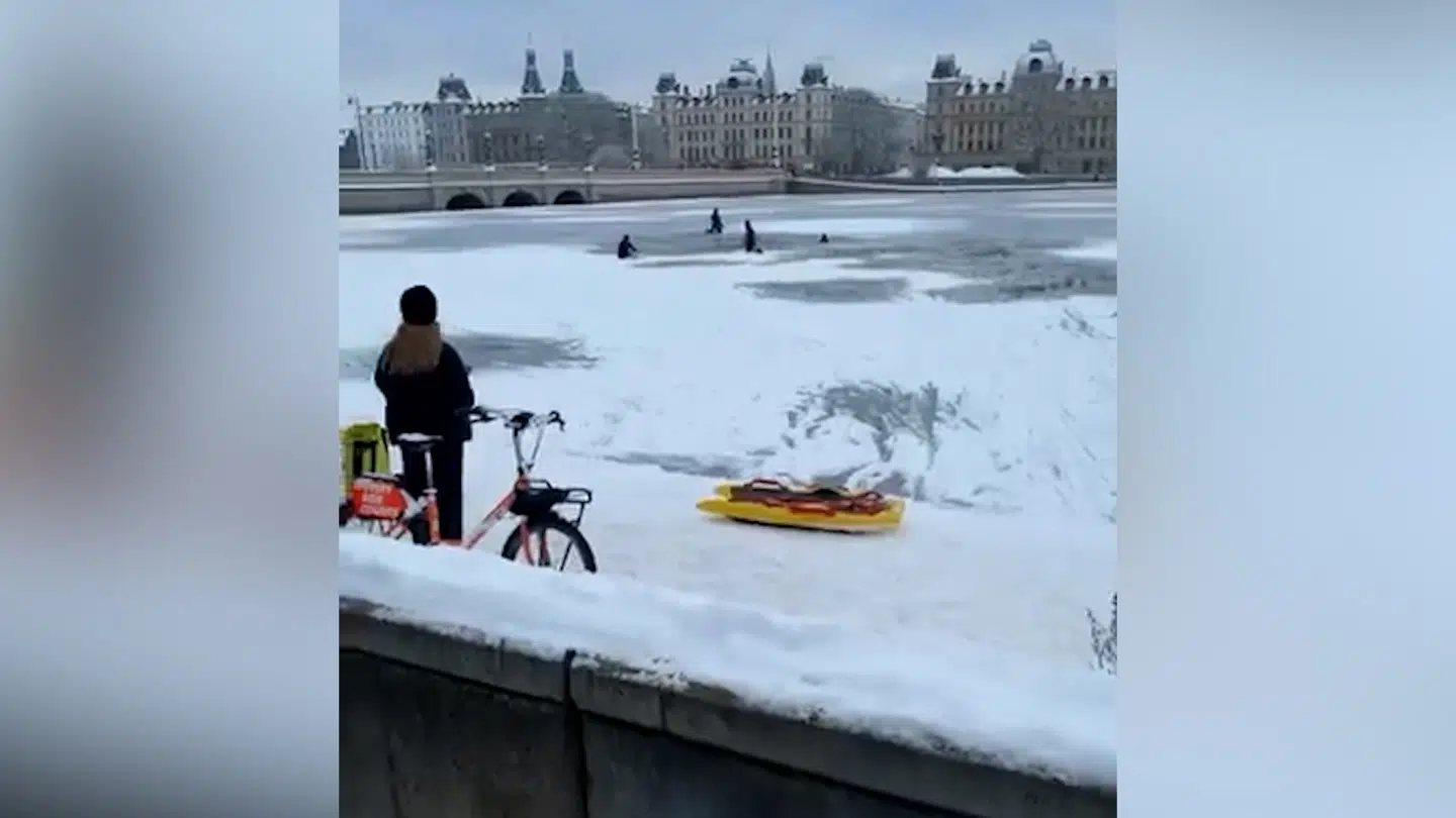 Det trak flere tilskuere, da en gruppe brandmænd lavede øvelser på den isfrosne sø i København ved Dronning Louises Bro, som du kan se i videoen længere nede. Video: clara_elise_03