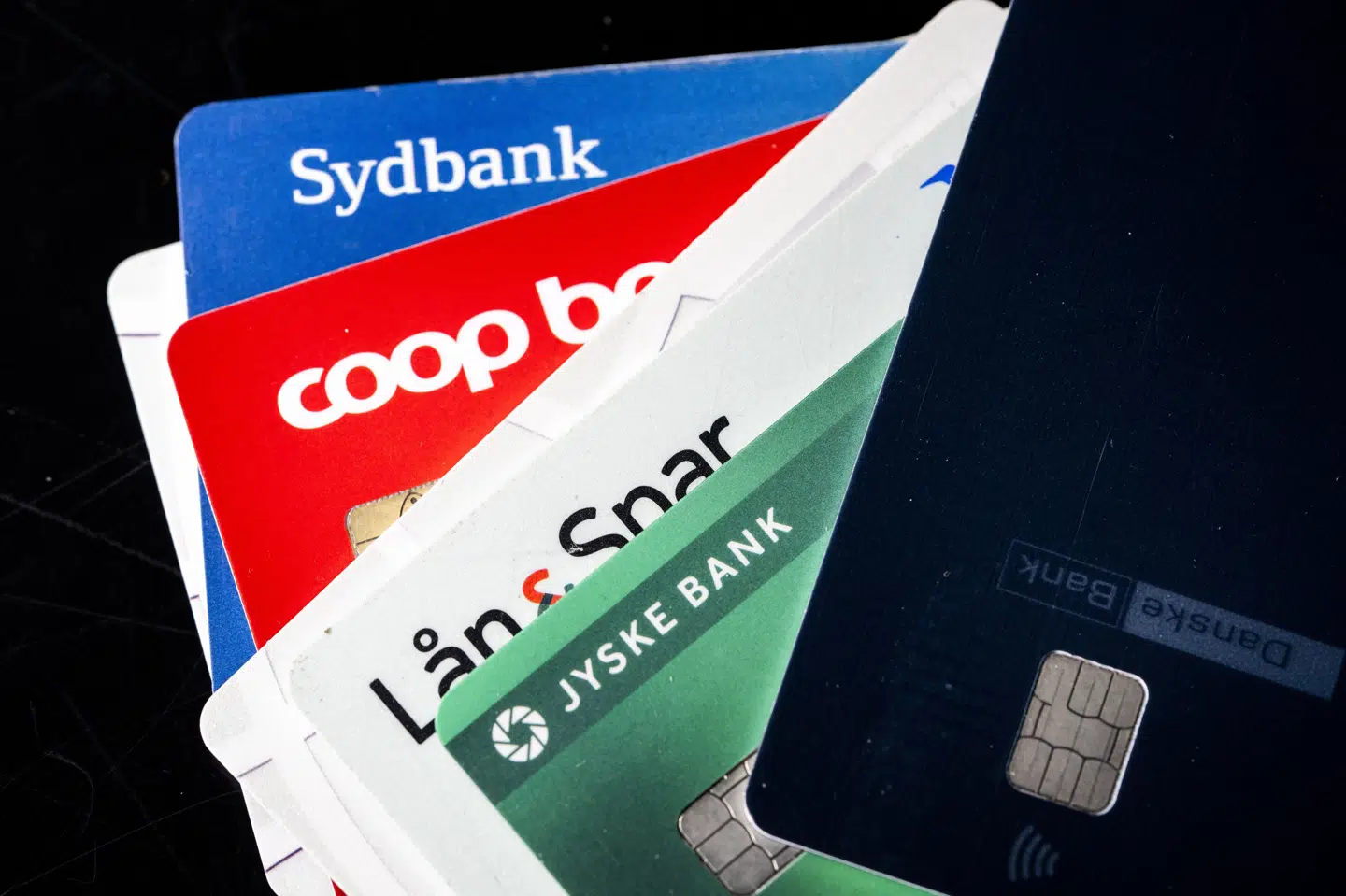 11 ældre borgere på Sjælland blev svindlet for omkring 1,4 millioner kroner, da svindlere ringede dem op og lokkede dem til at udlevere hævekort og koder. Onsdag blev i 23-årig mand idømt halvandet års ubetinget fængsel i sagen. (Arkivfoto).