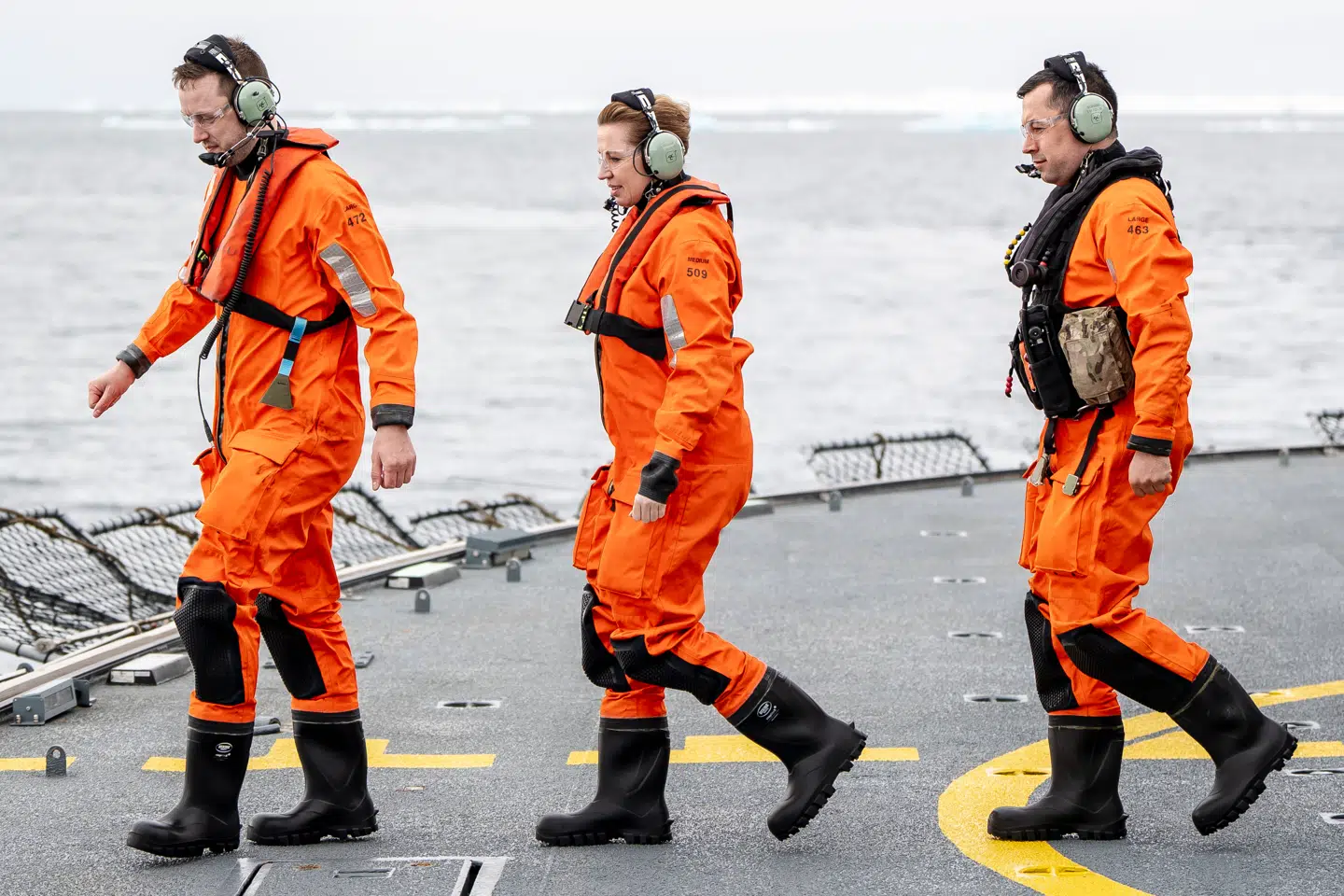 Jens-Frederik Nielsen, Mette Frederiksen og Múte Bourup Egede efter en tur med en Sea Hawk-helikopter fra Forsvarets inspektionsskib »Vædderen« i farvandet omkring Nuuk, torsdag den 3. april 2025. (Foto: Mads Claus Rasmussen/Ritzau Scanpix)