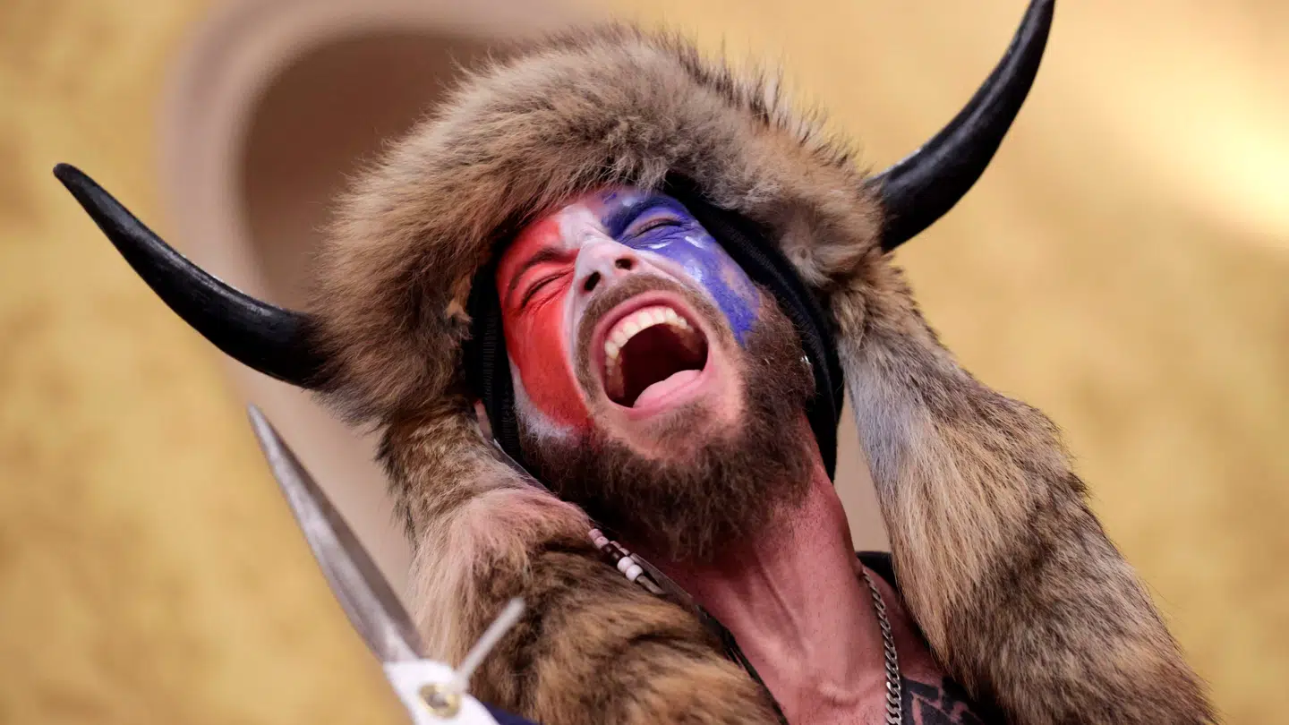 Billederne af ham gik verden rundt i januar 2021. Nu vil han selv være politiker.