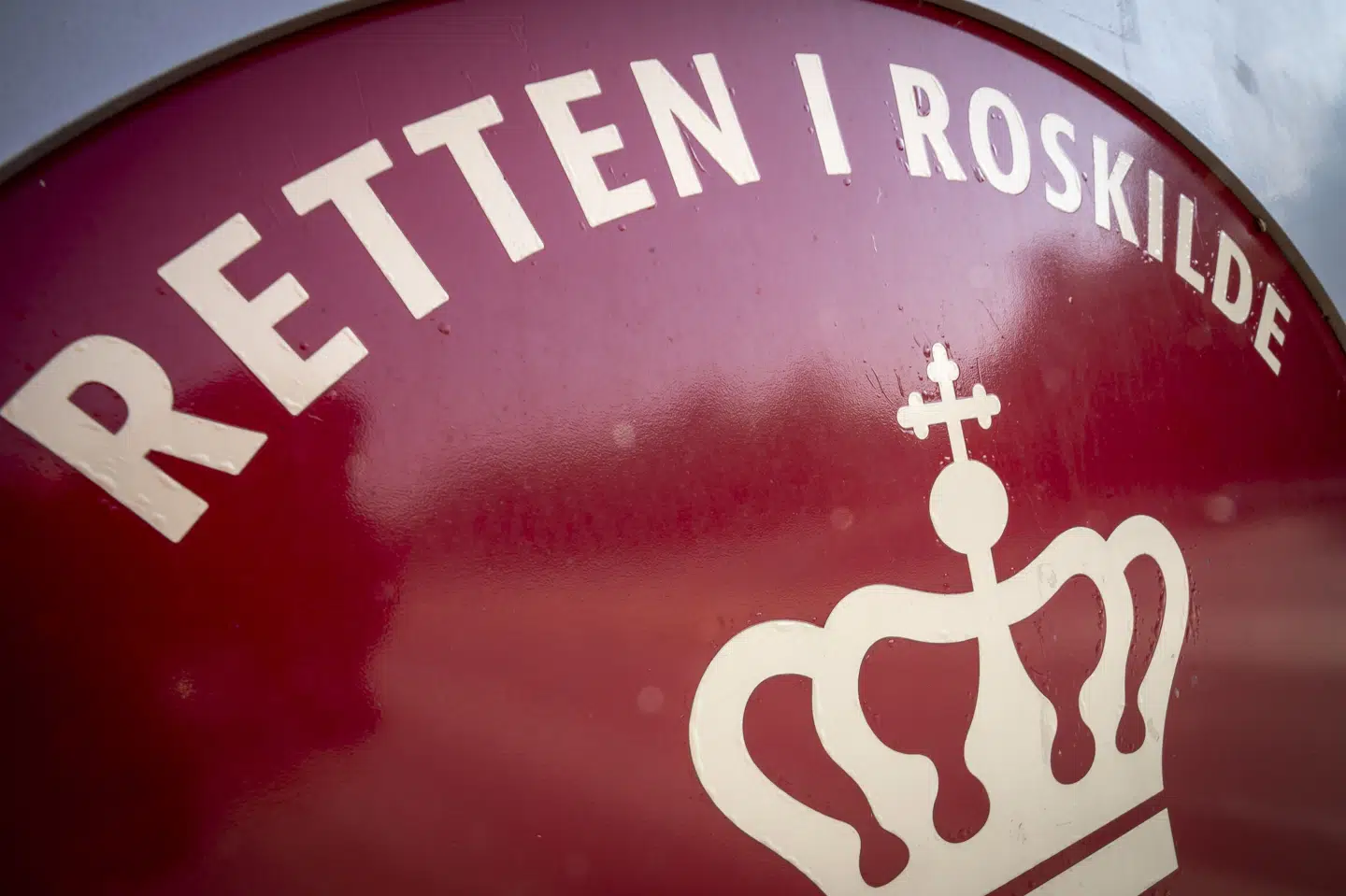 Efter at have behandlet en stor narkosag over en stribe retsmøder har Retten i Roskilde onsdag afsagt dom. Tre mænd er blevet idømt fængsel i henholdsvis 18, 12 og 9 år. Politiet efterforskede sagen under kodeordet "Operation Crazy Horse". (Arkivfoto).