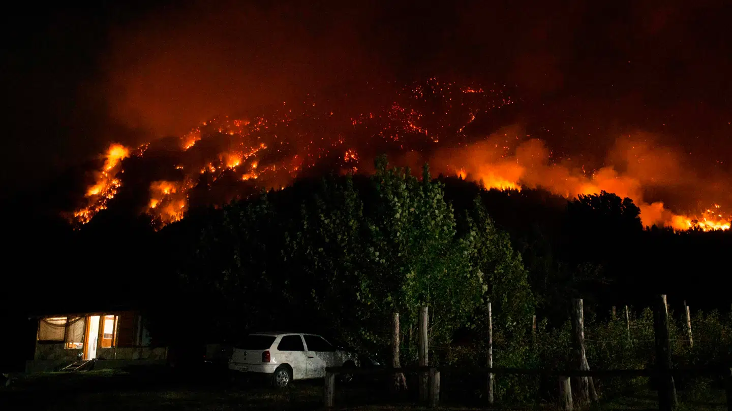 Flammerne har godt fat i Patagonien.