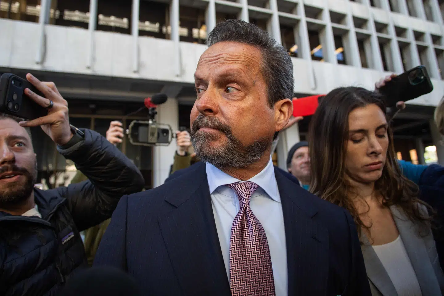 Alan Jackson forlader onsdag retten i Los Angeles, efter at han har trukket sig som forsvarsadvokat for Nick Reiner.