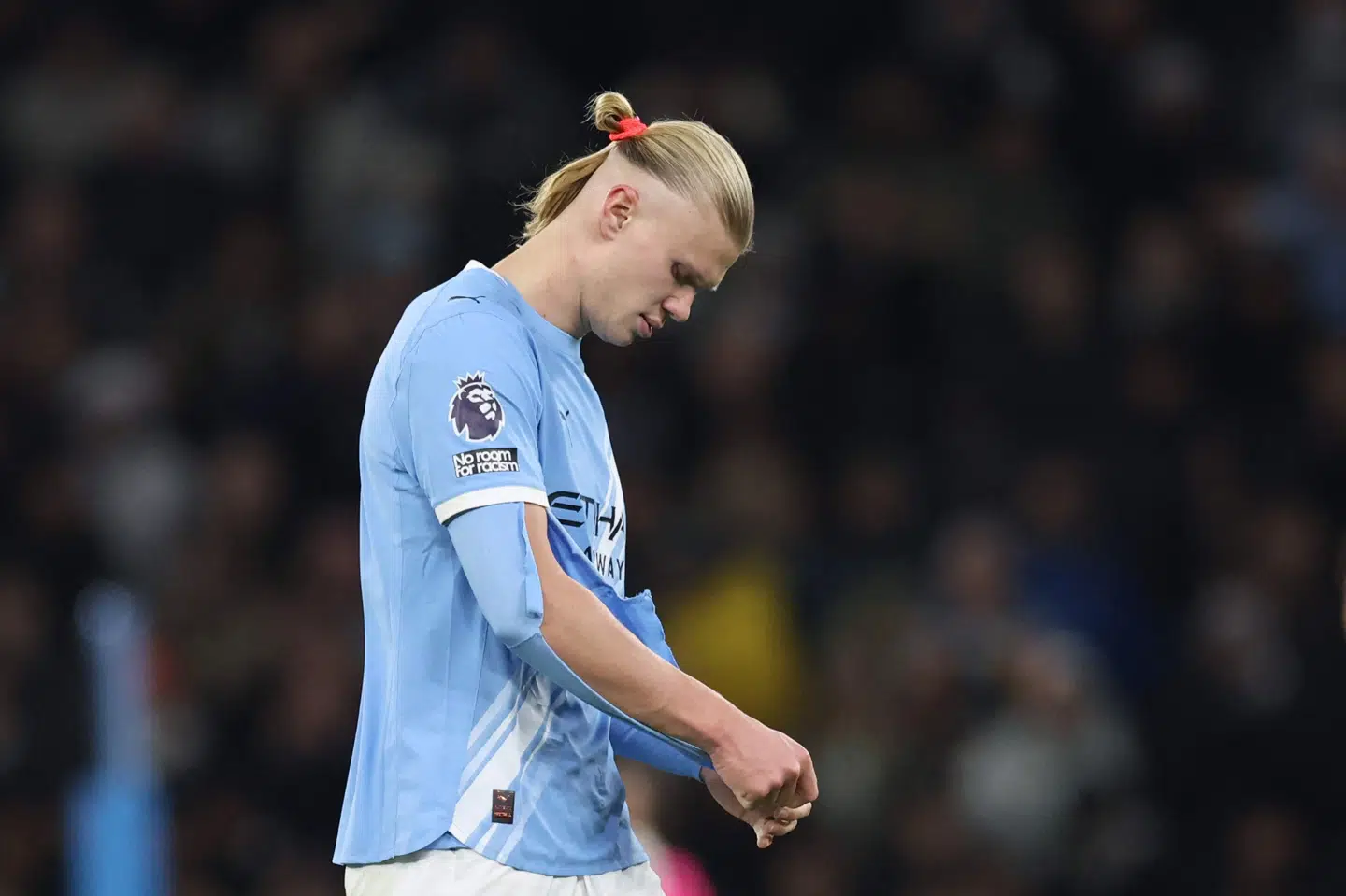 Manchester Citys Erling Haaland måtte skifte en ødelagt trøje mod Brighton, hvor han scorede til 1-0.