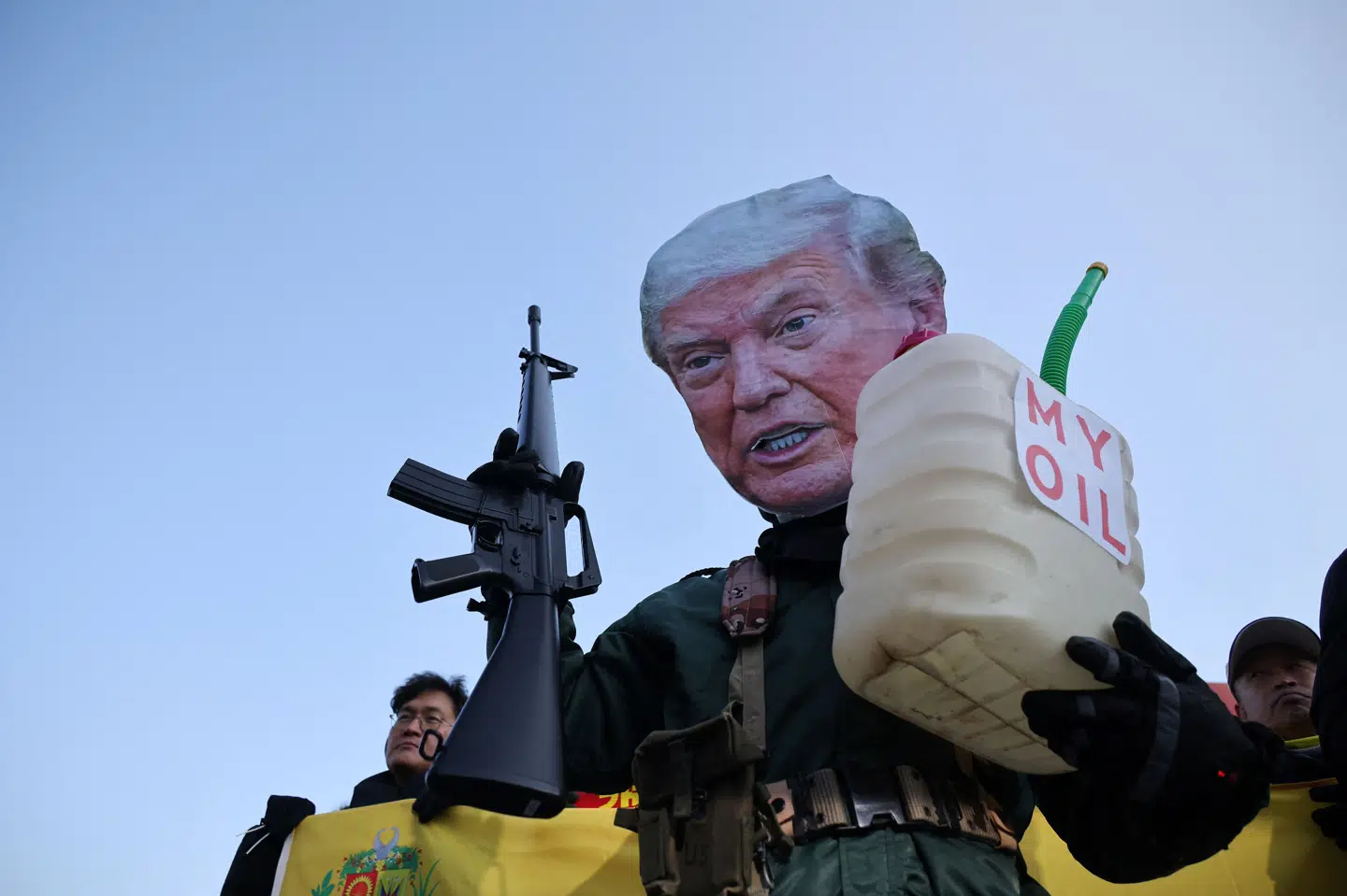 En aktivist er iført en maske, der forestiller USA's præsident, Donald Trump, som holder en legetøjspistol og en dunk med ordene "min olie!" på under demonstration i Sydkorea, hvor demonstranterne fordømmer USA's militære handlinger i Venezuela natten til lørdag. (Arkivfoto).