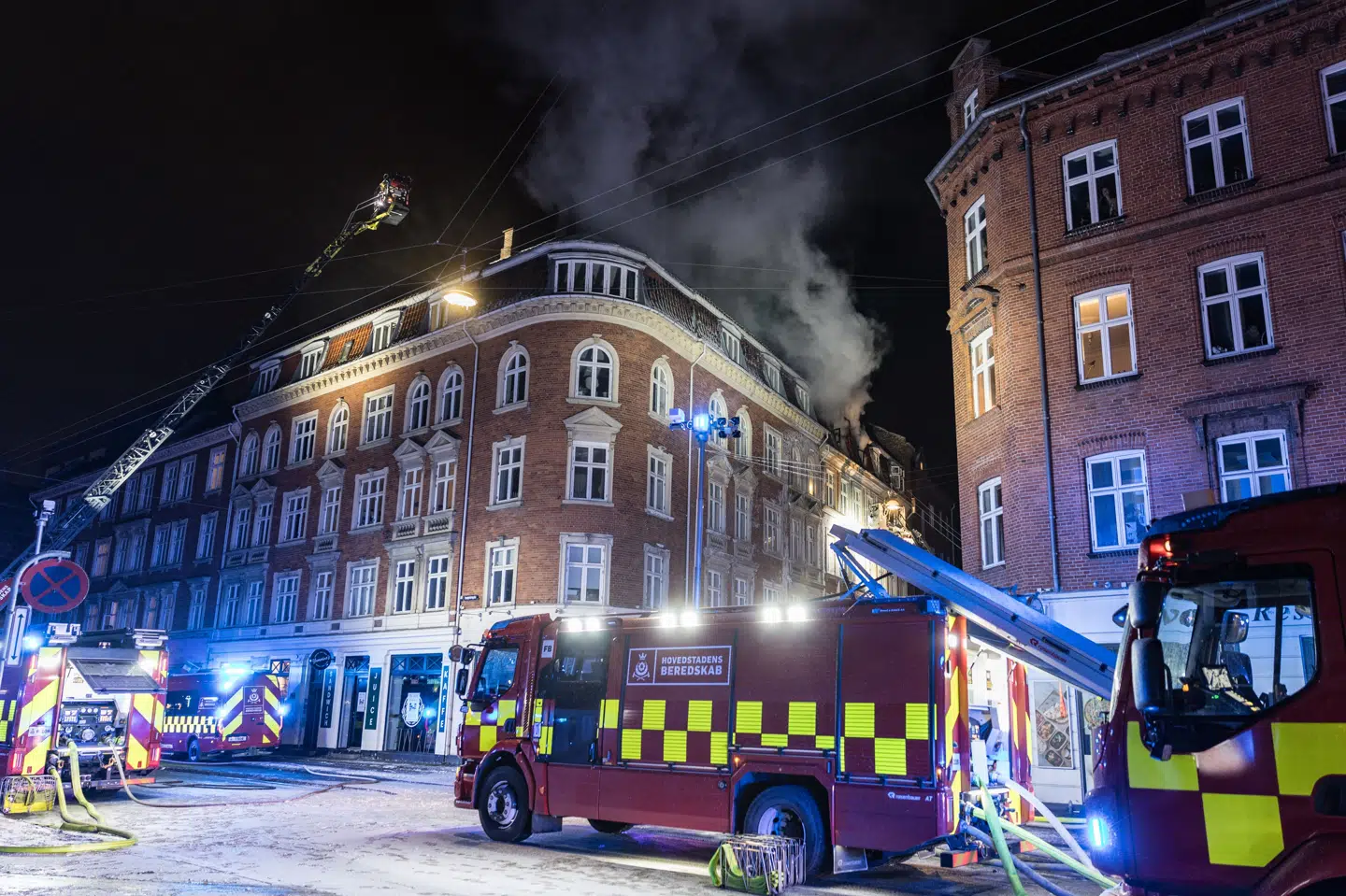 En mand i 70'erne er kommet svært til skade efter en brand på Amager, oplyser politiet.