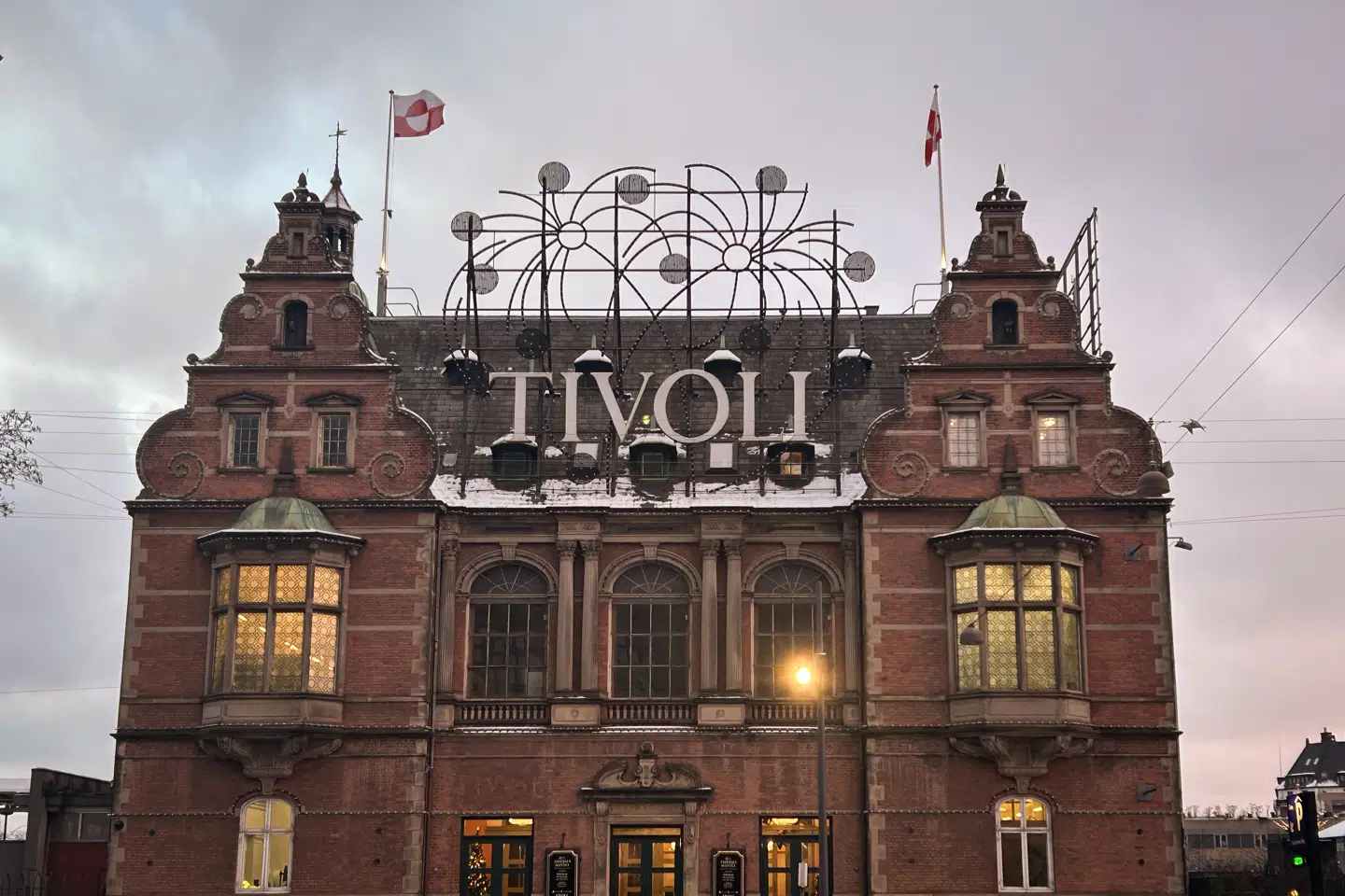 Billedet er taget ved det såkaldte H.C. Andersen slot på H.C. Andersens Boulevard, ud mod Rådhuspladsen.