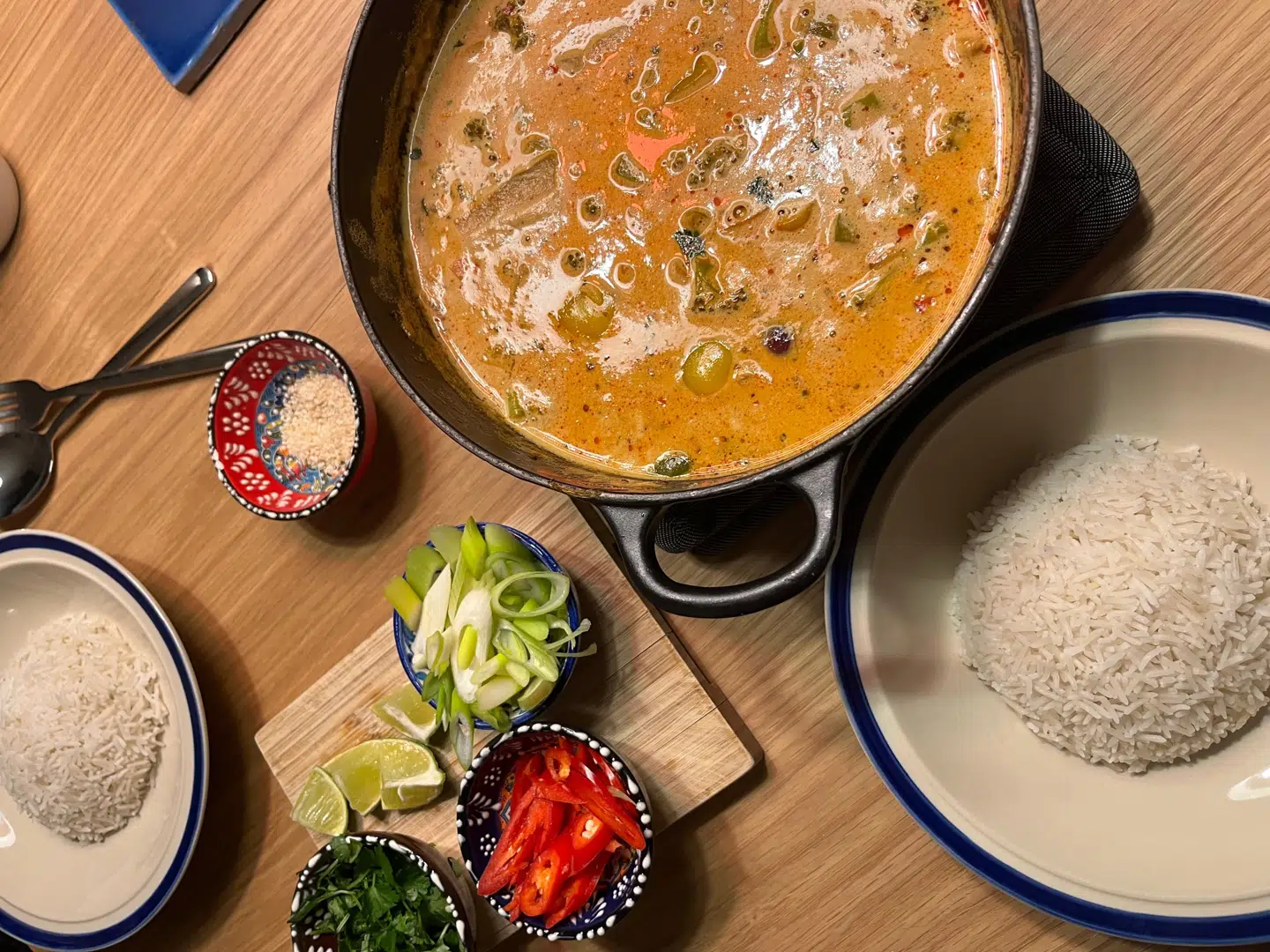 Her er risen kogt i maskinen til en rød karry-ret