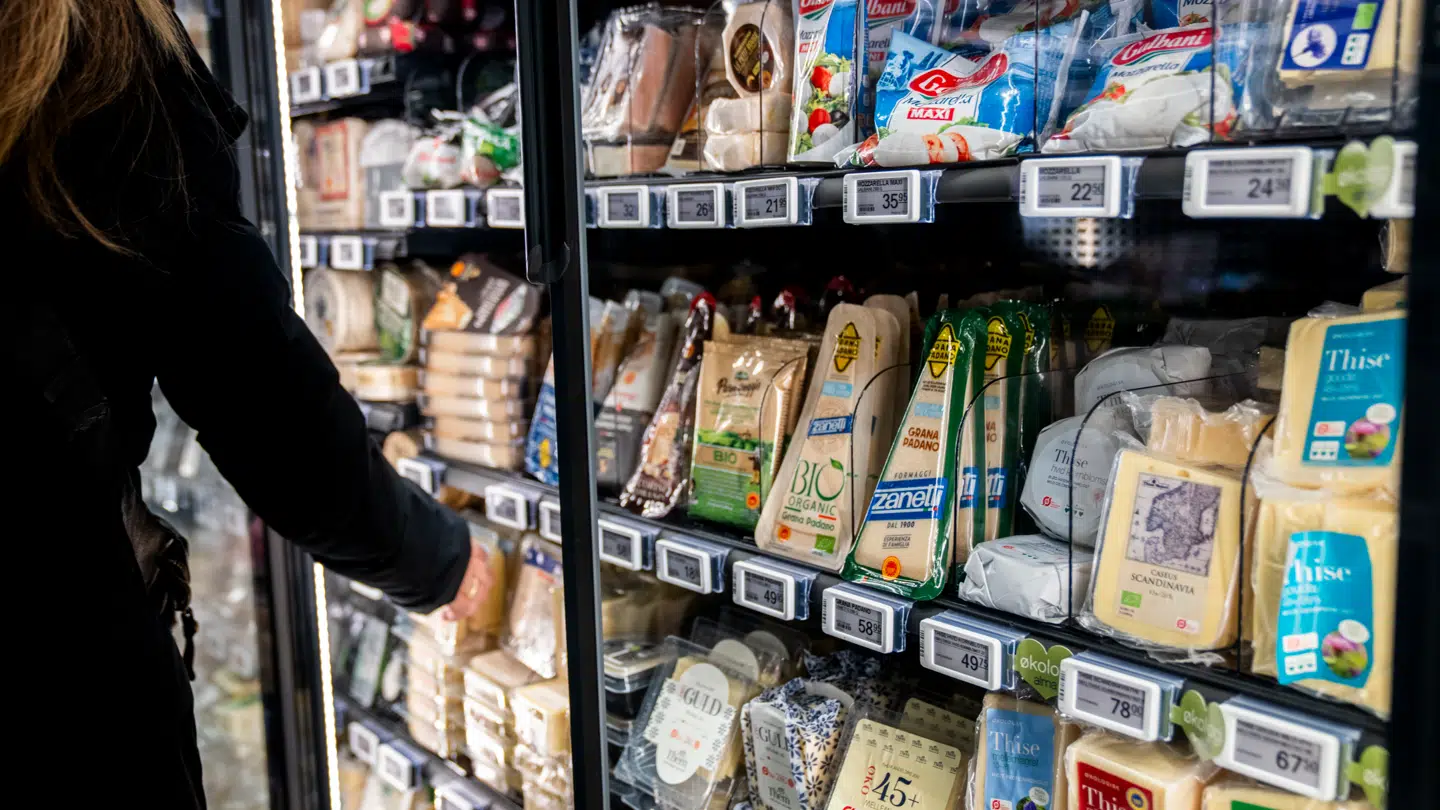 Sidste år begyndte der at gå bud på, at mejeriprodukter ville falde i pris. Nu ser vi første bevis. Ostene på billedet har dog intet med de konkrete sænkelser at gøre.