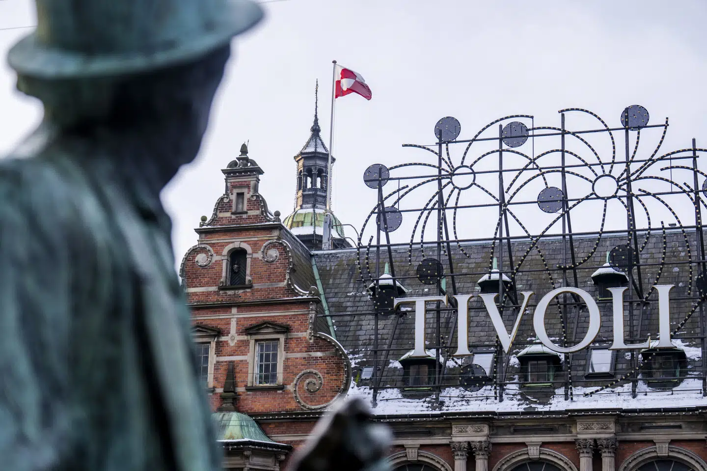 For at vise støtte til Grønland har Tivoli hejst det grønlandske flag over H.C. Andersen Slottet i København. Foran står en statue af H.C. Andersen, der kigger mod slottet.
